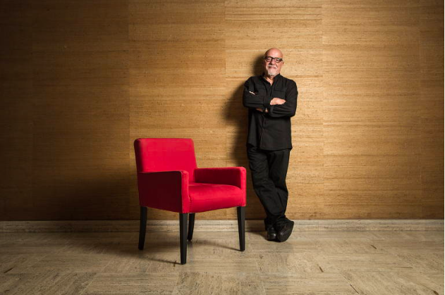 O escritor brasileiro Paulo Coelho fotografado no prédio onde mora em Genebra, Suiça, em 2001;