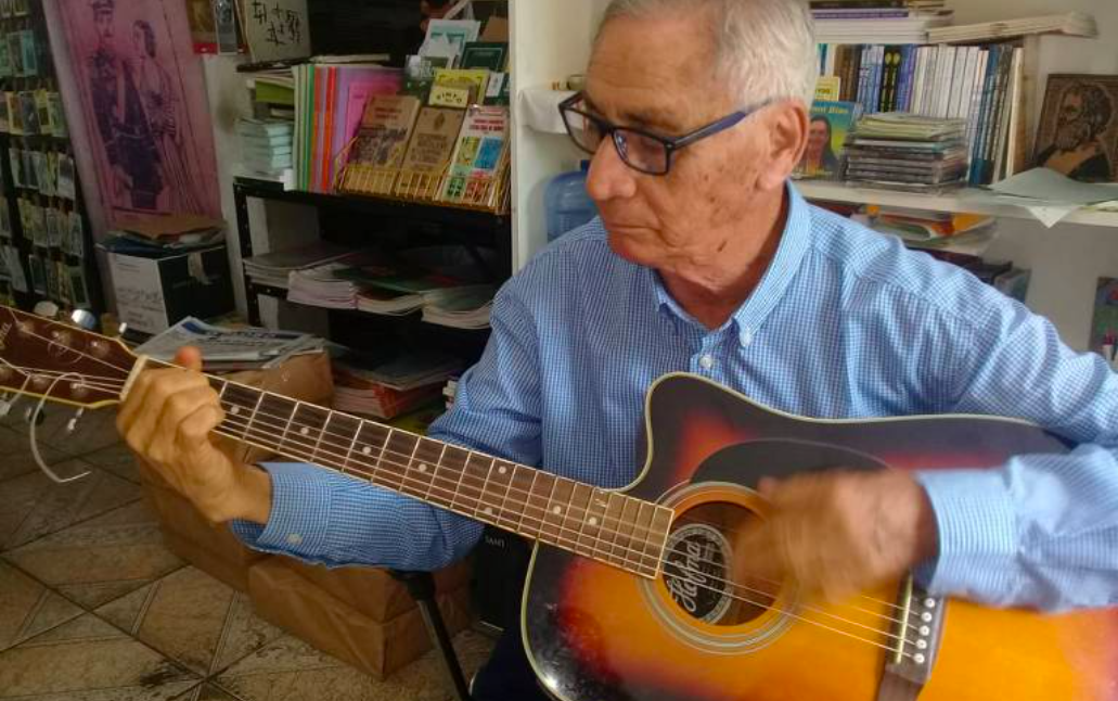 Gonçalo Ferreira da Silva (1937-2022), fundador da Academia Brasileira de Literatura de Cordel, tocando violão