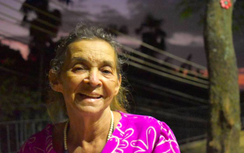 Madrinha Mena, viúva de Gonçalo Ferreira da Silva (1937-2022), na praça Odylo Costa Neto, em Santa Teresa, no centro do Rio