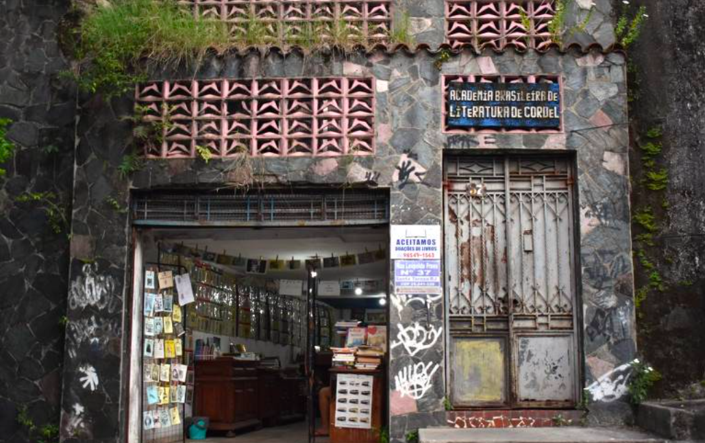 Entrada da sede da Academia Brasileira de Literatura de Cordel, em Santa Teresa, no centro do Rio