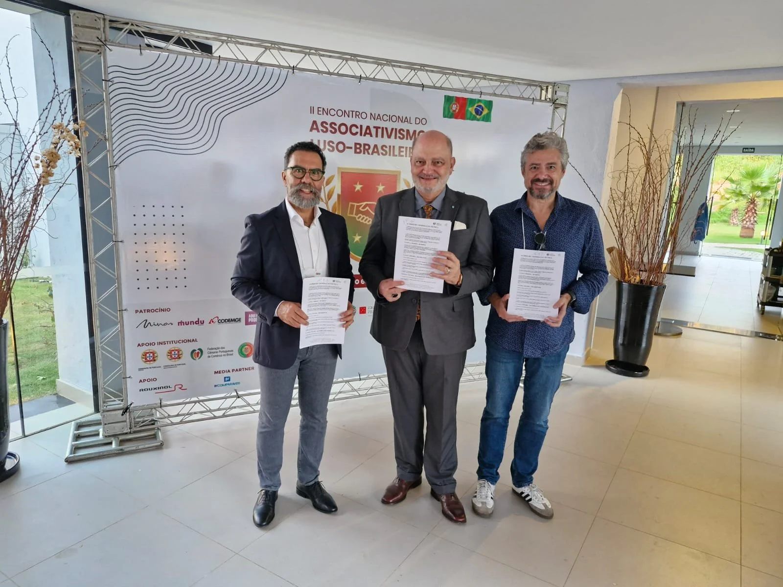  Da esquerda para a direita: Carlos Lopes - Presidente da Federação das Câmaras Portugueses, Miguel Jerónimo - Presidente da Câmara de Comércio de Minas Gerais, José Manuel Diogo - Presidente da Direção da APBRA 