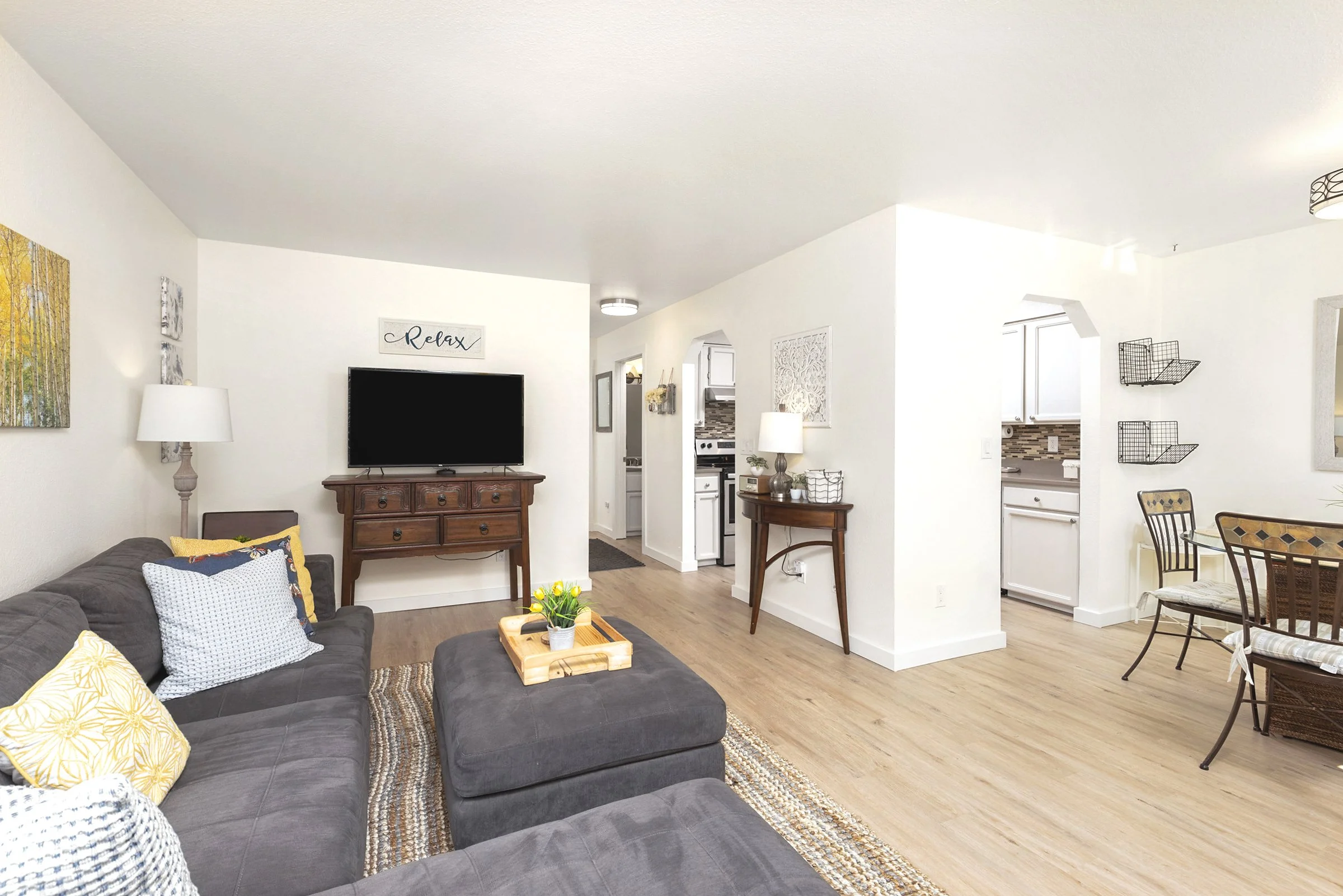 05-Living Room-20220425-5969e.jpg