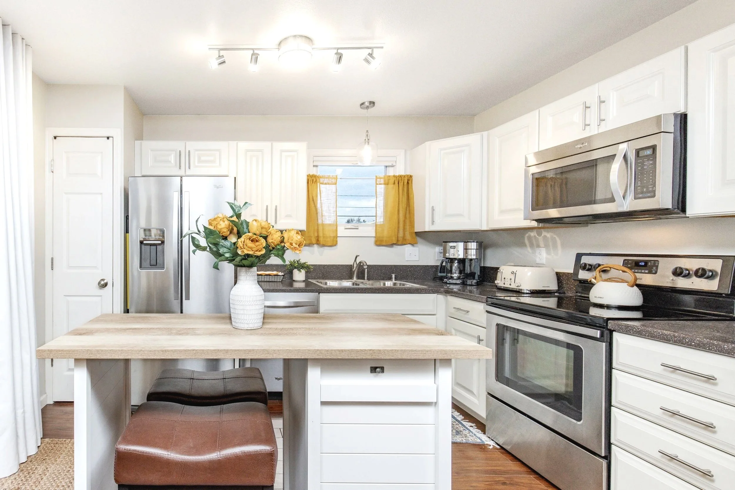 bright 2‑bed, 2‑bath Anchorage rental near trails, airport and shopping