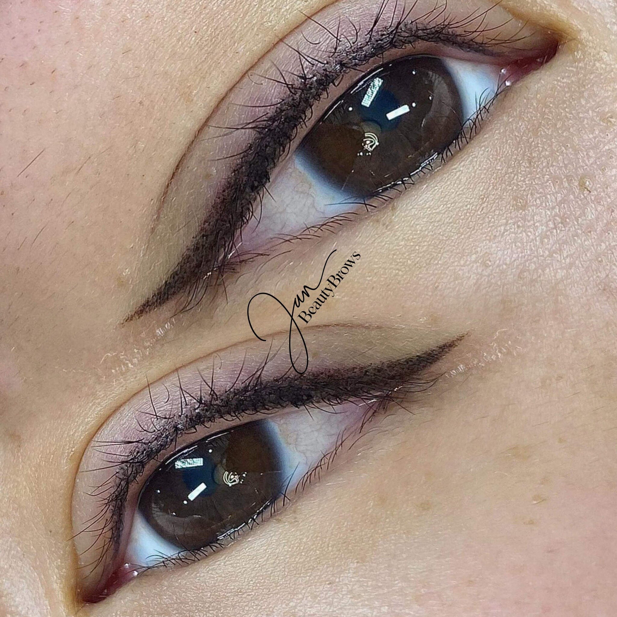 How long does it take you to draw a &quot;beautiful&quot; eyeliner? Why not having an eyeliner tattoo instead? 🥰🥰
 #eyelinertattootraining #eyelinerhacks #eyelineronpoint #eyelinertattoo #eyelinertutorial #eyeliner #softeyeliners #eyeliner