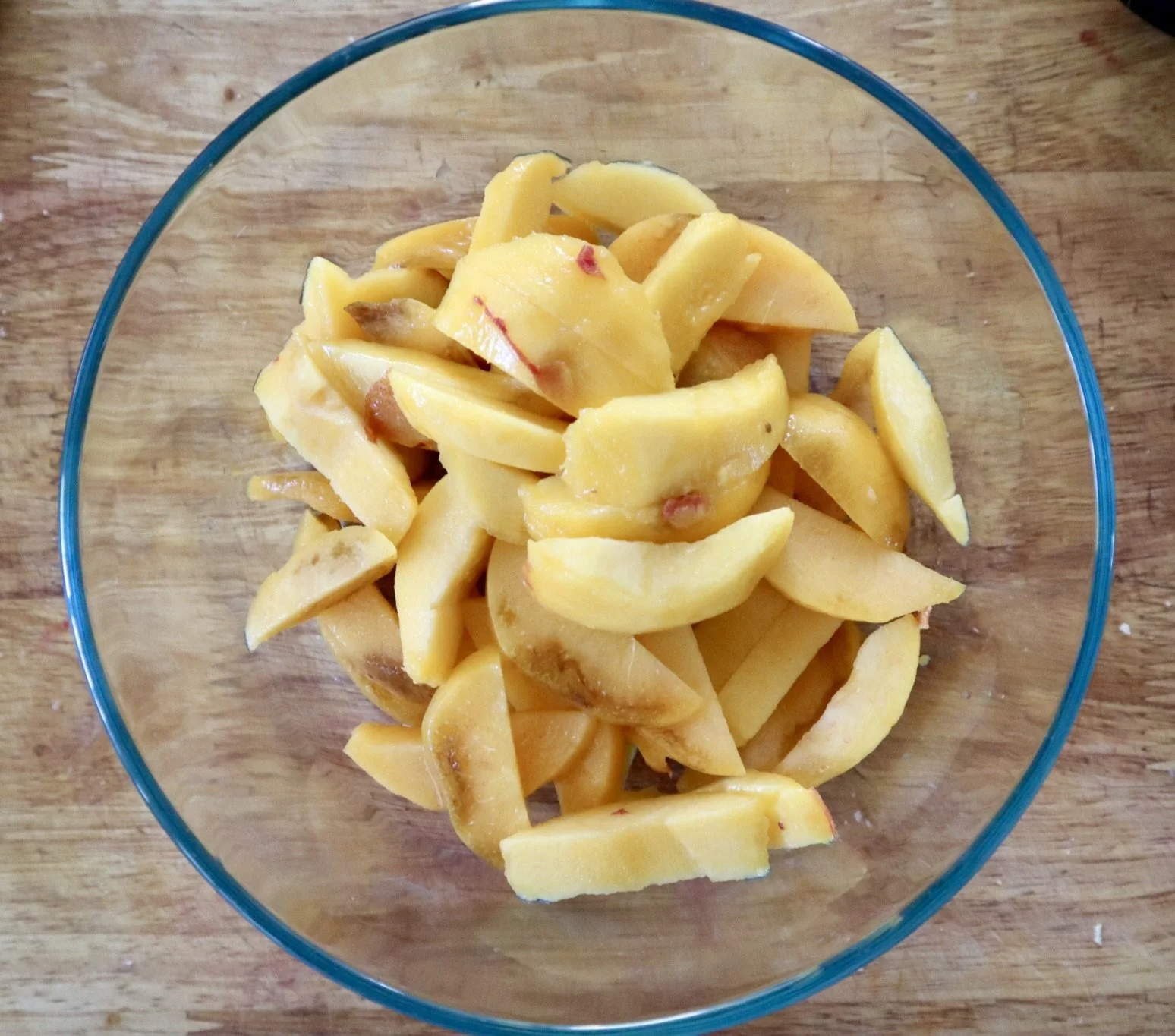 SlicedPeachesinBowl.jpg