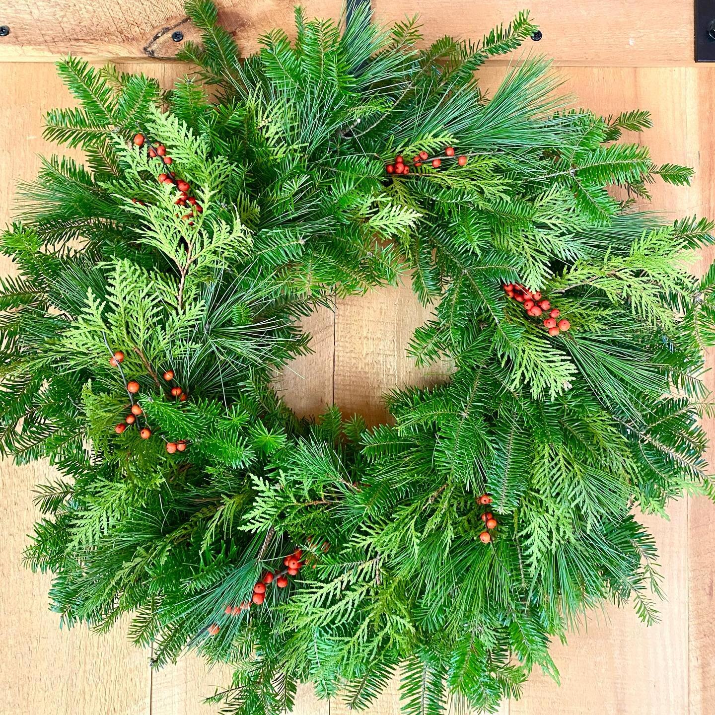 what a strange feeling to be making wreaths in shorts and a tshirt 🤪 november in maine&hellip; 

#mainechristmas #mainechristmaswreath #midcoastmaine #topblossomfarm #maineflowerfarmers #mainefarms #maineflorist #mainefarmerflorist