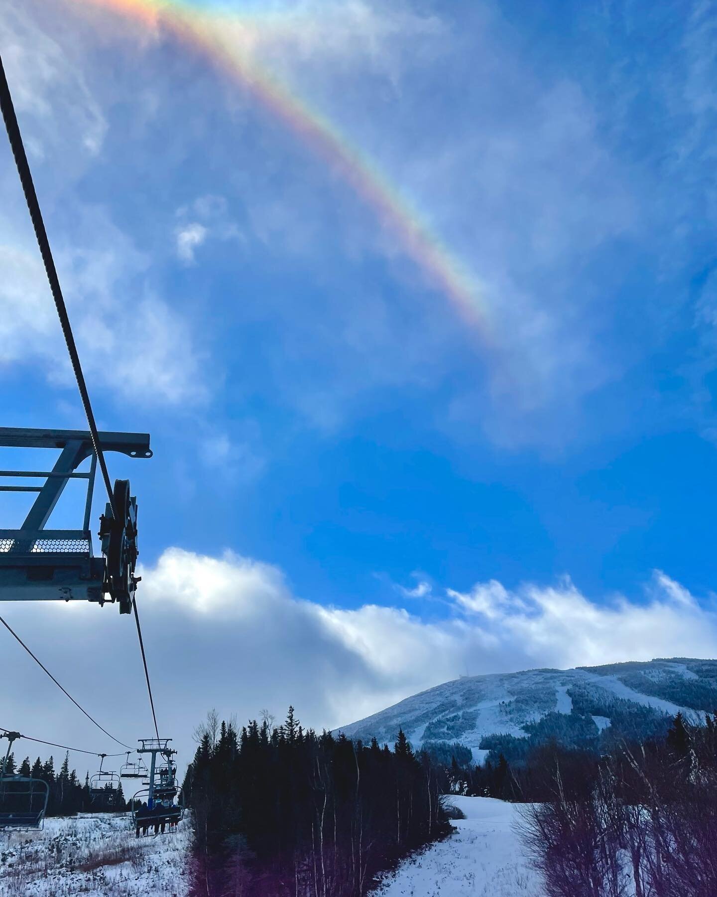 First trip up the mountain this morning at @sugarloafmountain was literally rainbows and blue skies! Doesn&rsquo;t get much better than this 🌈💙⛷❄️ 
.
.
.
#sugarloaf #lovemaine #skitheeast