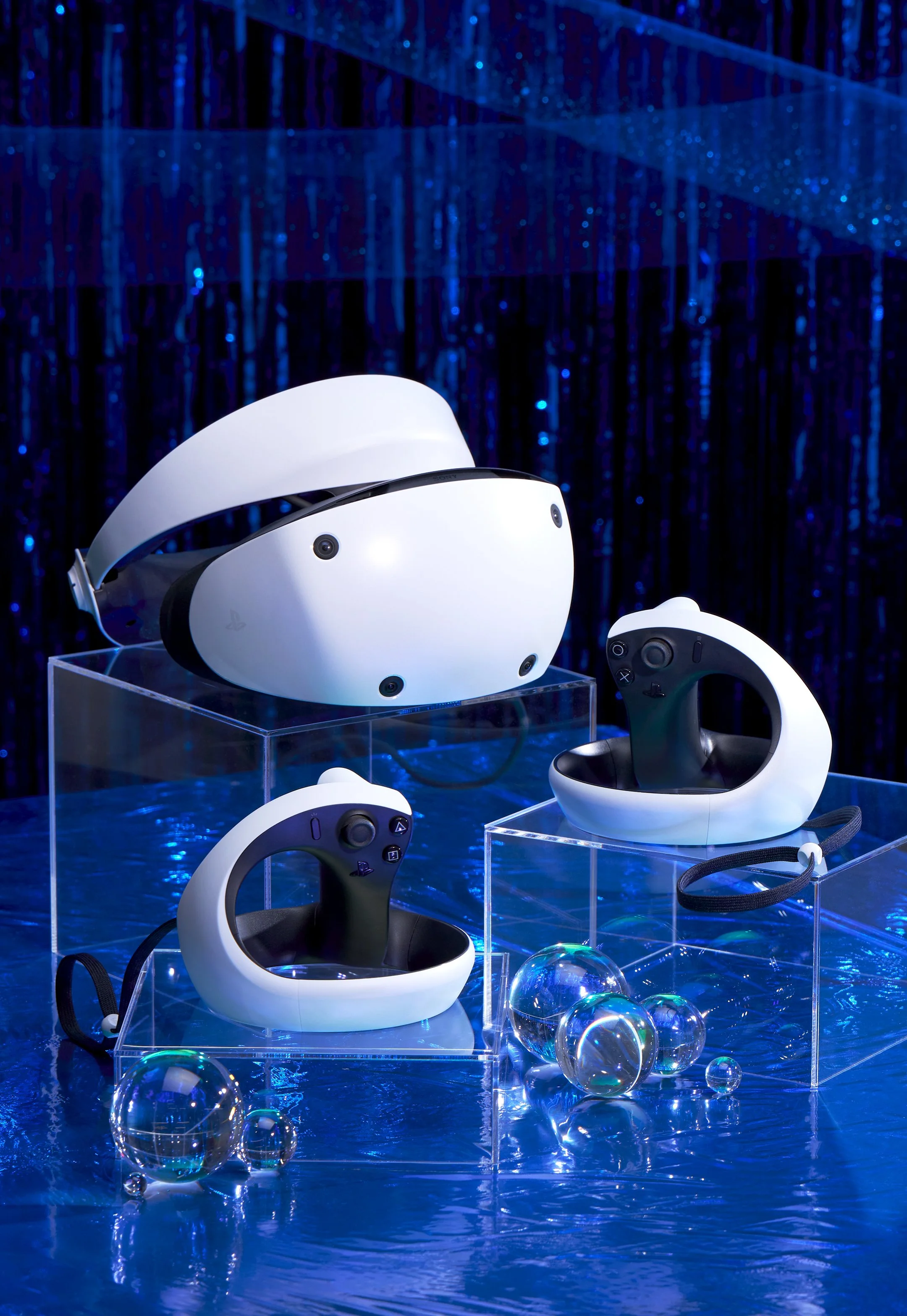1355_HHS23_PS_VR2_Headset_Sense_Controllers_Either_Side_9x16.jpg