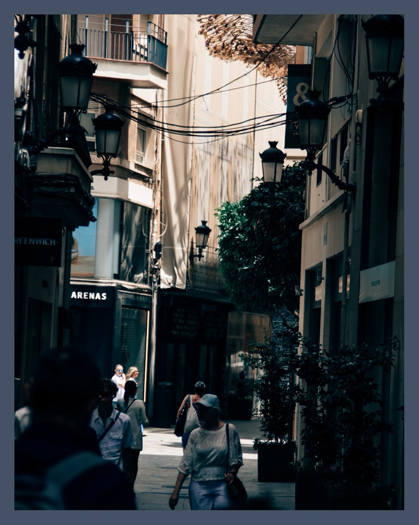 Exploration often starts in the quiet streets, pay attention, and you&rsquo;ll find more than you expect 💯 La exploraci&oacute;n a menudo comienza en las calles tranquilas, presta atenci&oacute;n y encontrar&aacute;s m&aacute;s de lo que esperas #st