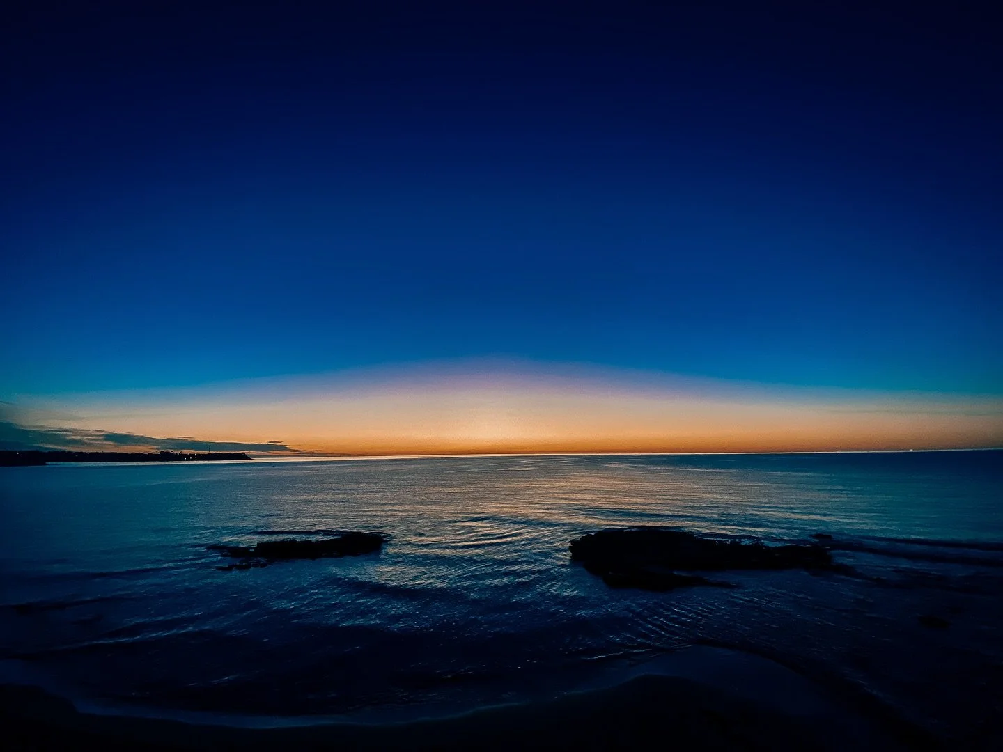 Friday sunrise: clear start, steady focus, get it done 😎 Amanecer del viernes: comienzo claro, enfoque firme, lograrlo  #FridayVibe 10/2025
#LifeStyle #Life #Motivation #Inspiration #Happy #Like #Love #Happiness #Follow #Photography #Goals #MindSet