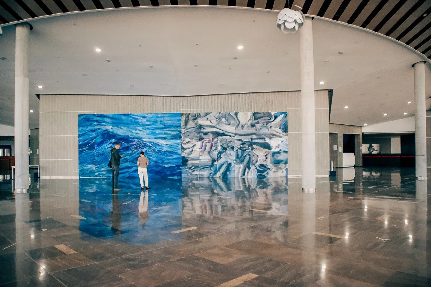 A first look behind the scenes at Expo Torrevieja, where the empty space at the Auditorio Internacional de Torrevieja is beginning to take shape. The exhibitor areas have now been marked out, setting the scene for a weekend of businesses, creators, a