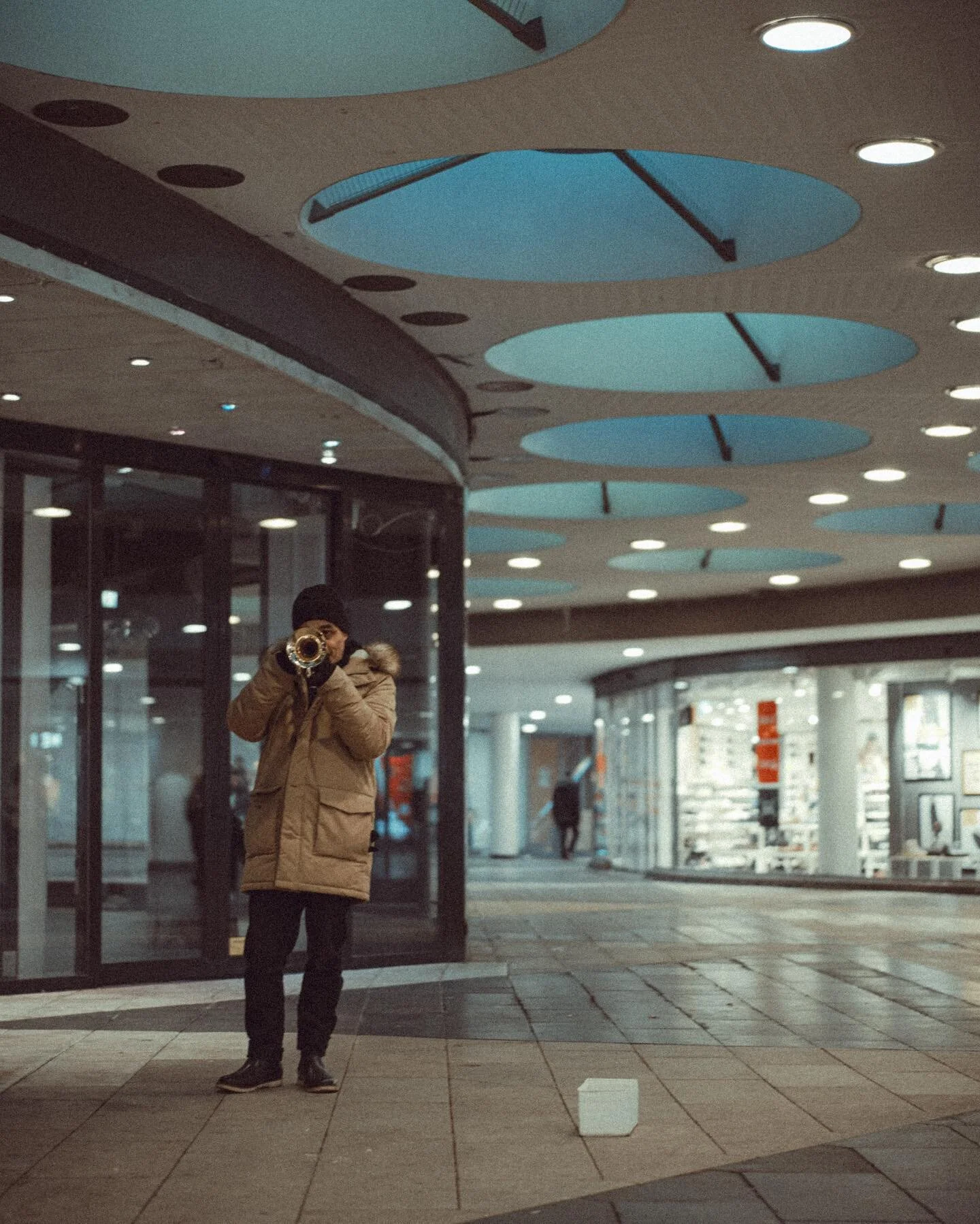 Where words fail music speaks 📸
A7IV - 55/1.8

&bull;
&bull;
&bull;
&bull;
&bull;
&bull;
&bull;
&bull;
&bull;

&bull;
&bull;
&bull;
&bull;
&bull;
#a7iv #sonyalpha #sonya7iv #sweden #streetphoto #streetlife #stockholm #everybodystreet #streetlife_awa