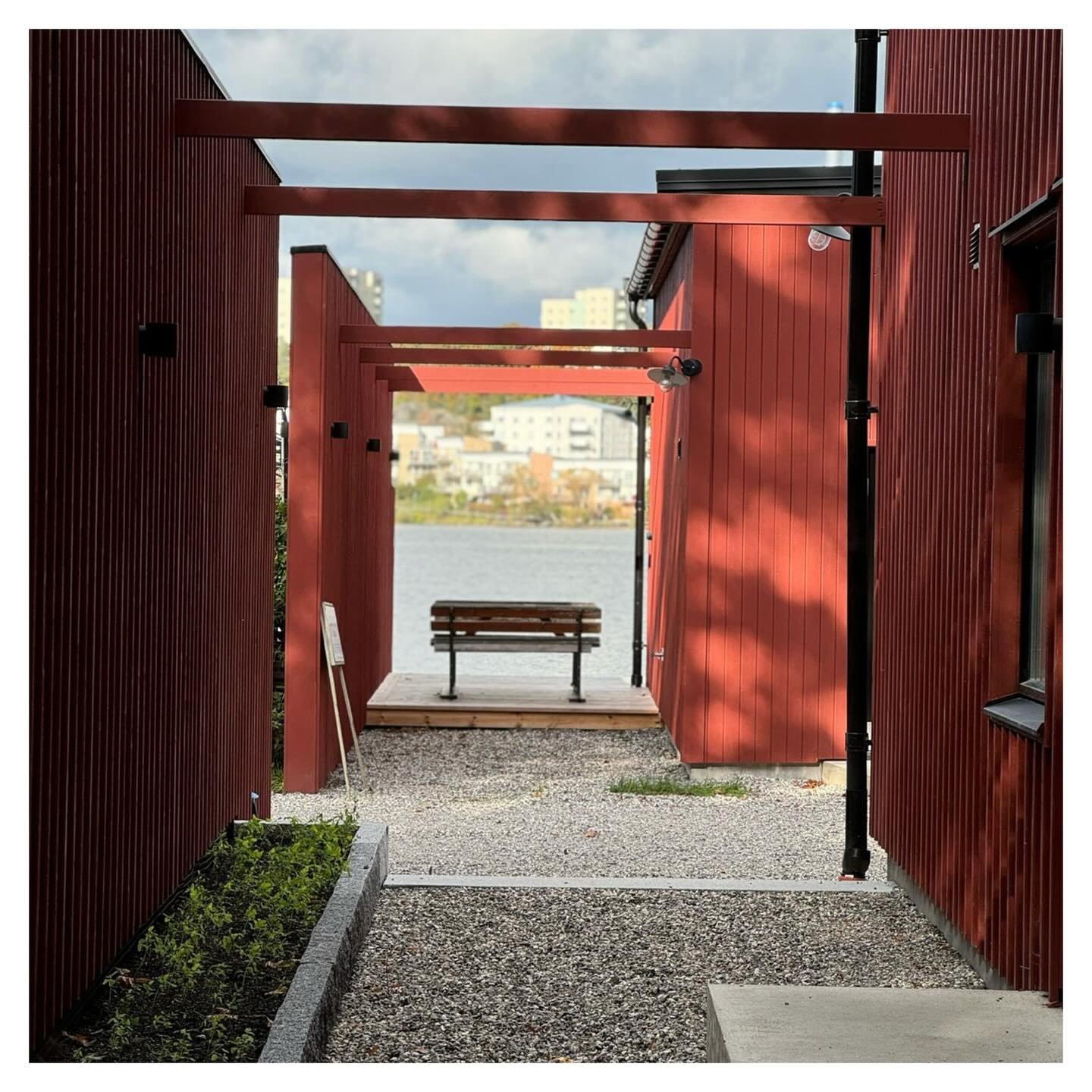 LAKE SIDE STUDIO 

Bygglov &auml;r inte alltid enkelt, s&auml;rskilt inte i omr&aring;den med b&aring;de strandskydd och kulturhistoriska v&auml;rden. Tidigare f&ouml;rs&ouml;k att f&aring; bygglov f&ouml;r Lake Side Studio har stoppats, men genom no