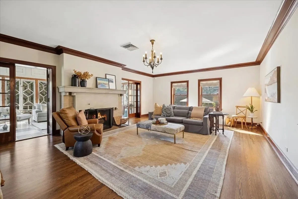 This home wasn&rsquo;t staged from scratch, it was reimagined through a thoughtful consultation and strategic restyling of the seller&rsquo;s own furnishings.

Our goals were simple:
✔️ Refine furniture placement to enhance flow and function
✔️ Add w