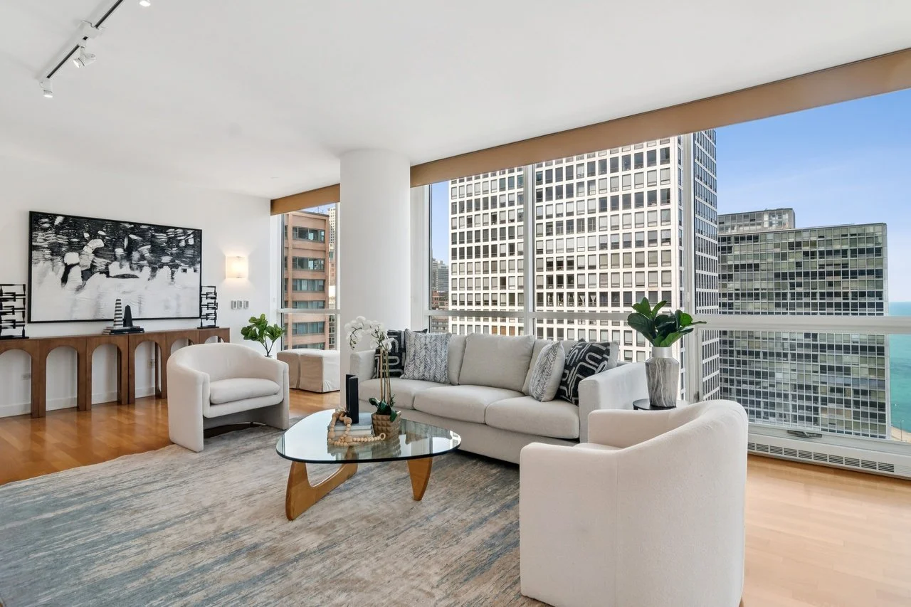 In a home where light and skyline take the lead, staging becomes the bridge between architecture and atmosphere.

We introduced soft neutrals, layered textures, and tailored furnishings to:
✔️ Complement the natural light and skyline backdrop
✔️ Crea