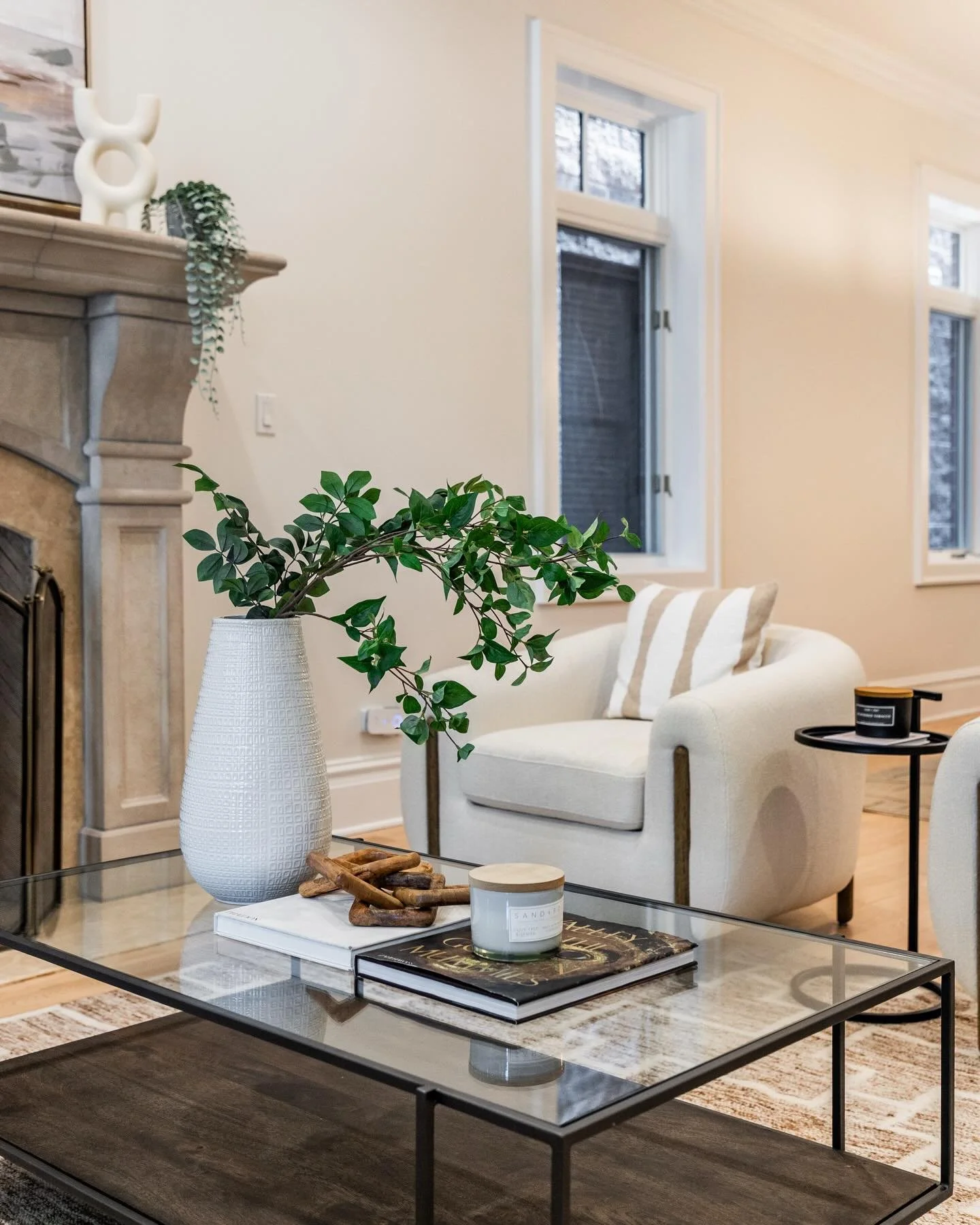 2026 is leaning into warmth, texture, and character, and staging is the perfect place to bring those trends to life.

Think warm wood tones paired with natural stone, mixed metals that feel collected rather than coordinated, and layered lighting that