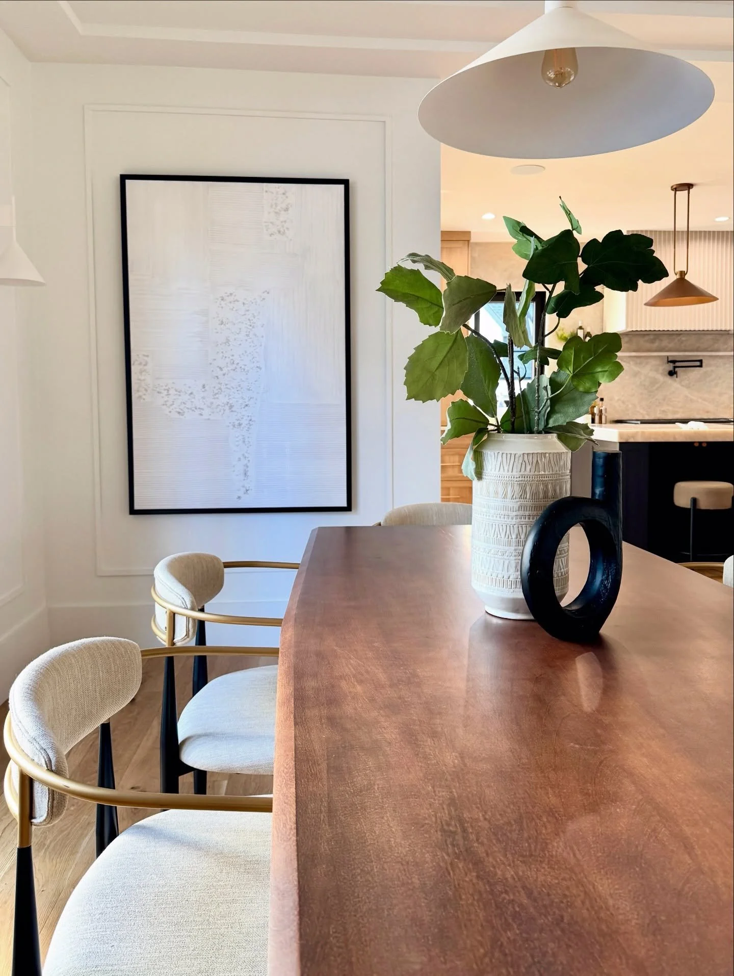 When we staged this home, the goal was simple: elevate the architecture, highlight the flow, and help buyers immediately understand how each space lives.

Here&rsquo;s what we focused on throughout this stunning single-family home:

&bull; Used a war