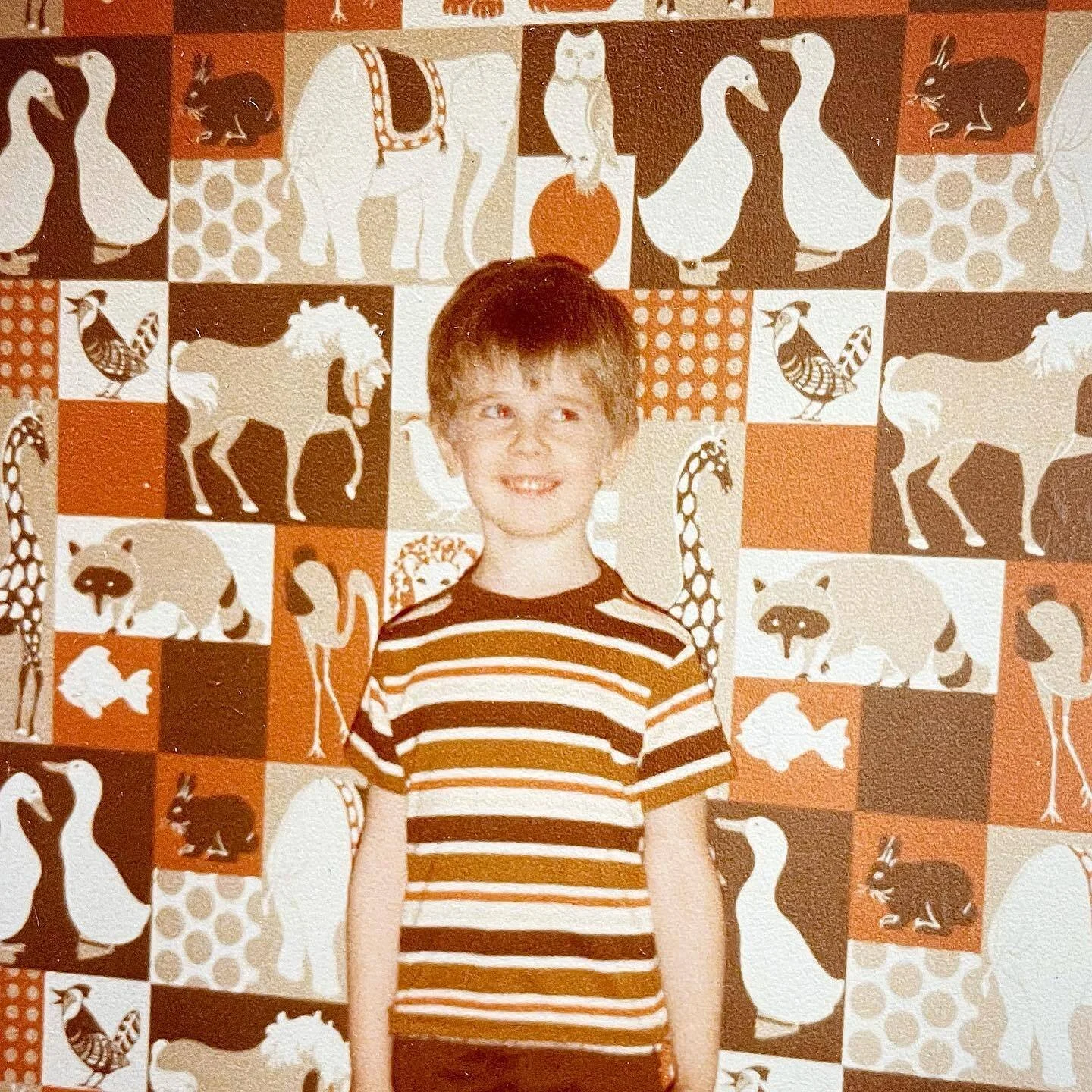 Before there were styled vignettes and over-asking offers&hellip;⁣
⁣
&hellip;there was this wallpaper that David chose for his own childhood bedroom.⁣
⁣
Happy Birthday to the one and only @david.cieslak, who has been choosing bold backdrops and stand