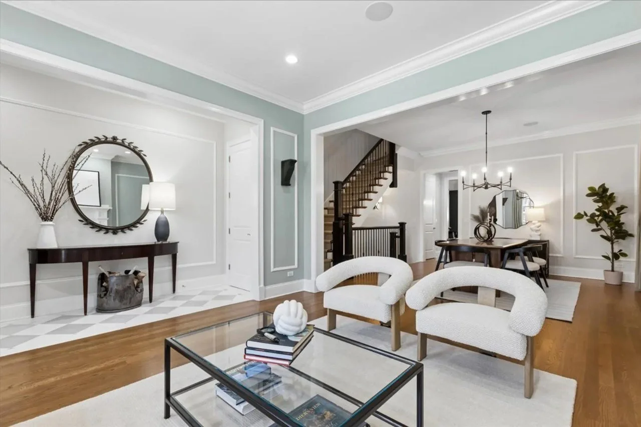 How can you not be a fan of a good before and after? 🤩⁣
⁣
In this home, we focused on reworking key moments:⁣
&ndash; A refreshed living room that blended new pieces with the homeowner&rsquo;s existing furniture⁣
&ndash; A fully reimagined dining ro