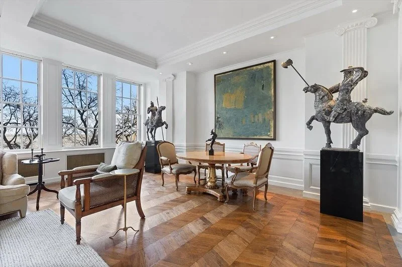 Full staging isn&rsquo;t always the answer. Knowing what a home actually needs&hellip;.that&rsquo;s the expertise.

For this Lake Shore Drive residence, a targeted consultation, strategic restyling, and a few key inventory pieces were all it took to 