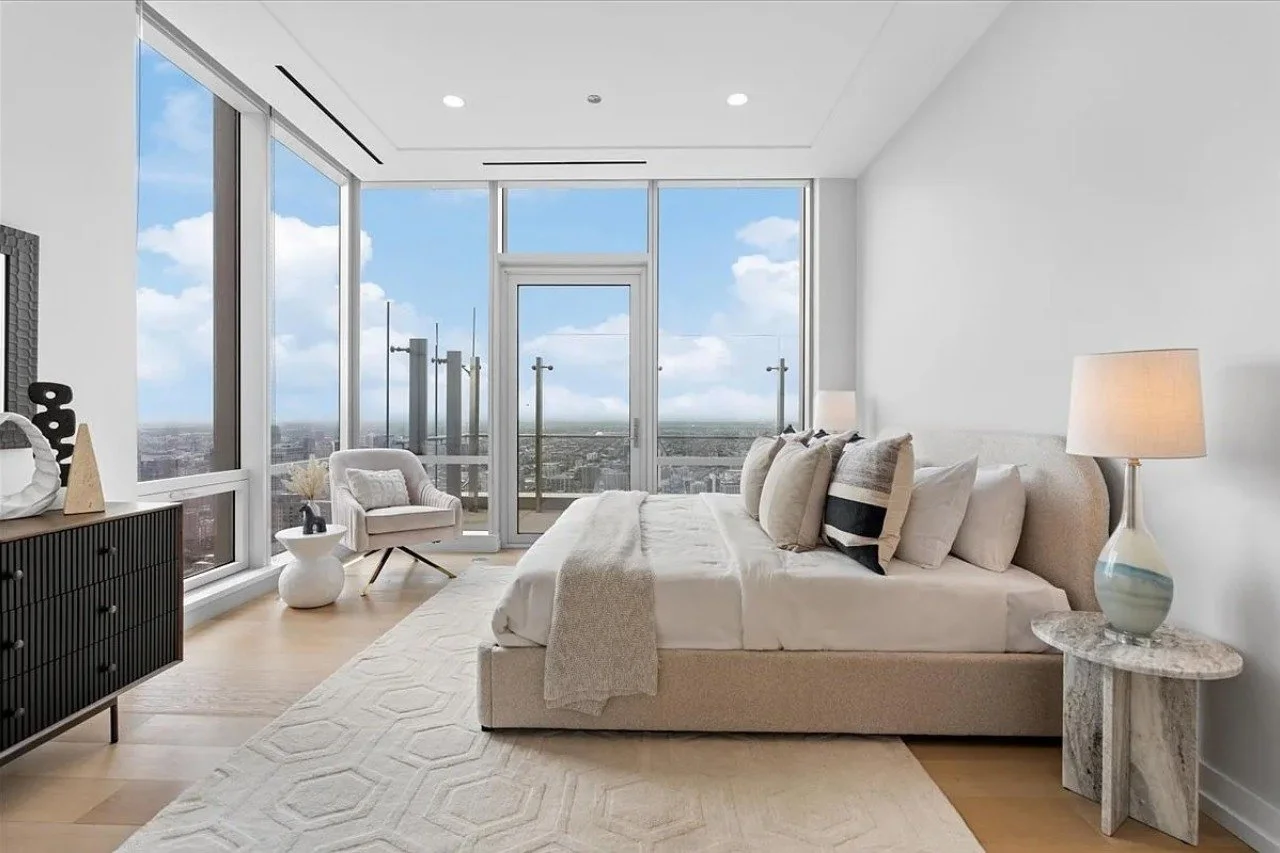 Floor-to-ceiling windows. Sweeping city views. The architecture had done its job. Ours was to make sure buyers could see themselves in it.⁣
⁣
At this exceptional @liveonechicago two-bedroom residence, we kept the palette calm and layered, letting the