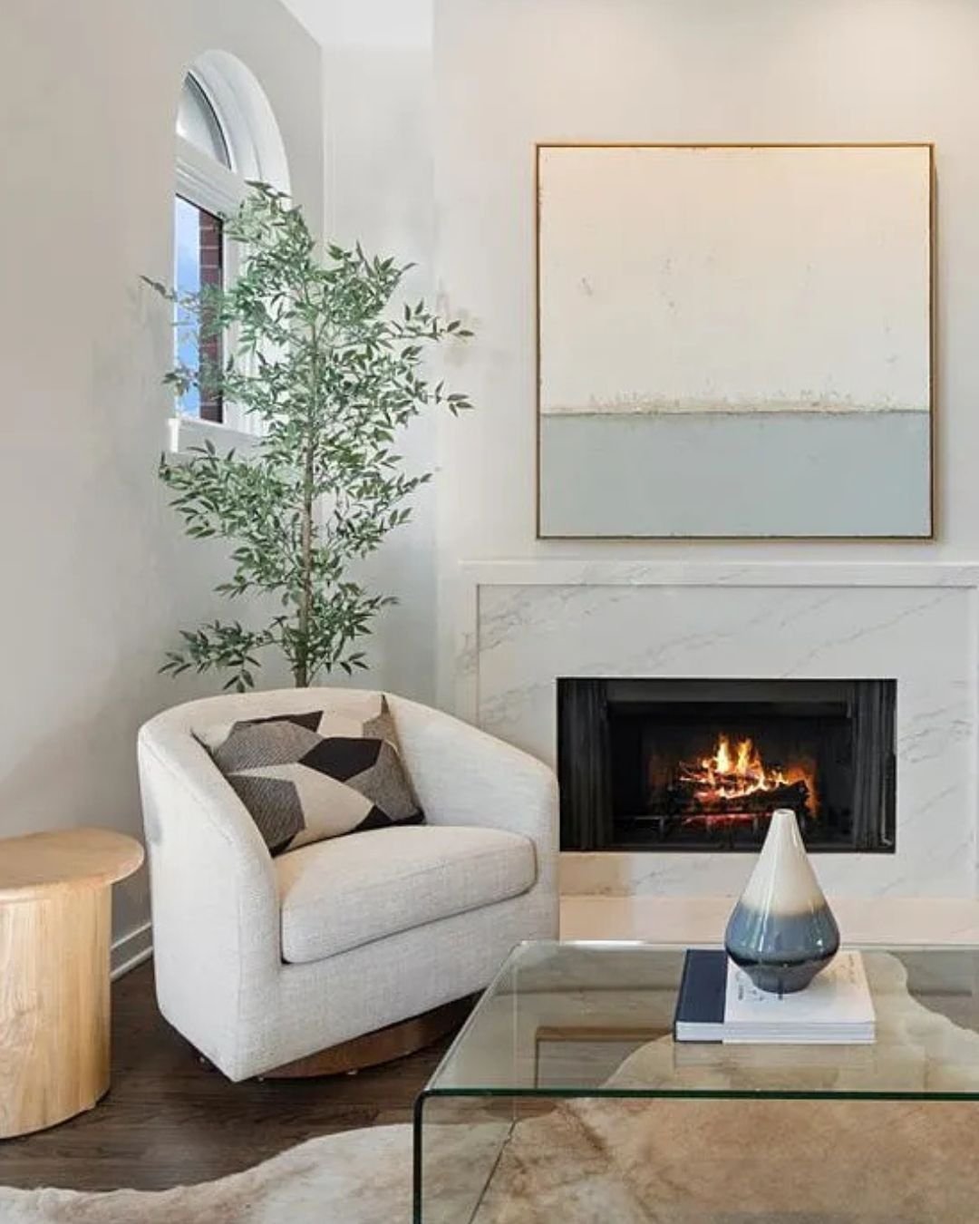 Some of the best staging decisions happen after we&rsquo;ve already placed the furniture.⁣
⁣
At this under contract Columbia Place duplex in West Lakeview, the spacious rooms did their job: two large bedrooms, a flexible main level, terraces off both