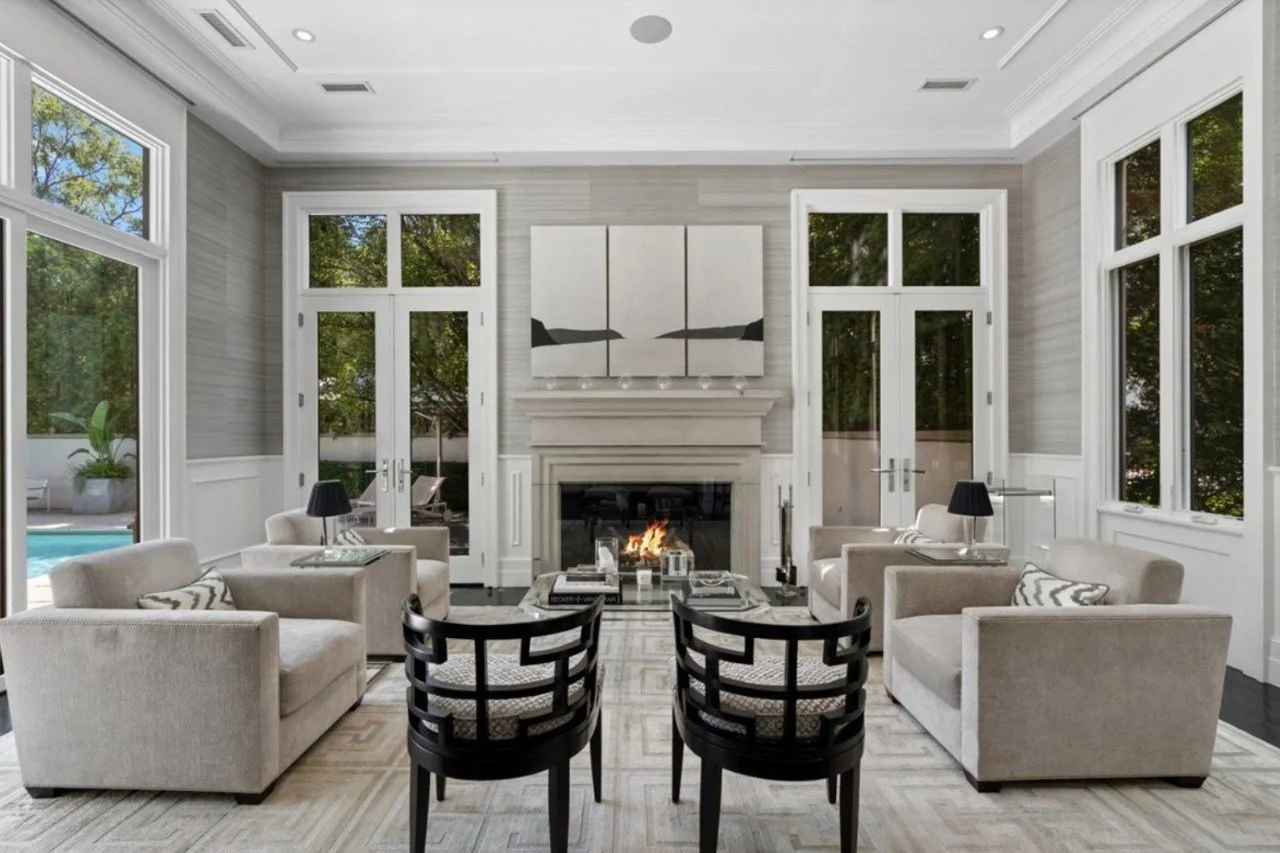 A listing that needs to be photo-ready for its big debut? Say less. ⁣
⁣
Designed by award-winning Chicago architect Chip von Weise, this East Ravenswood residence had the scale and warmth to sell itself. ⁣
⁣
But everyday life had left its mark on the