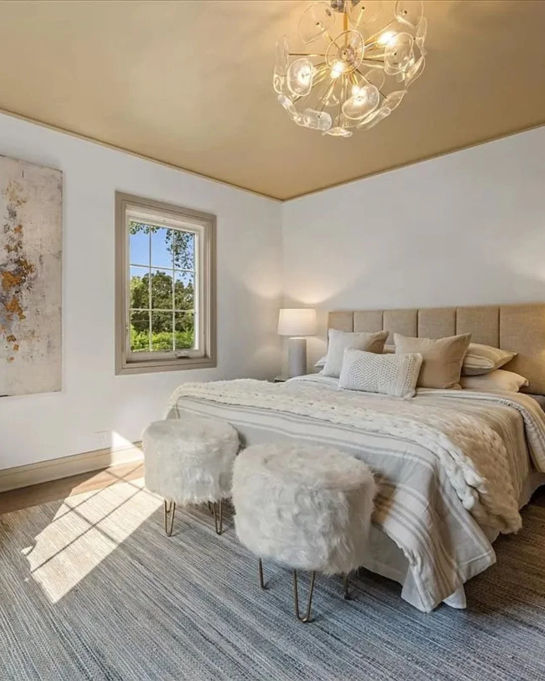 Sometimes the right few pieces, placed with strategy, take a home from good to unforgettable.⁣
⁣
Set on a rare half-acre lot, this reimagined Winnetka home had five bedrooms and multiple living spaces to work with, so our team focused on the areas th
