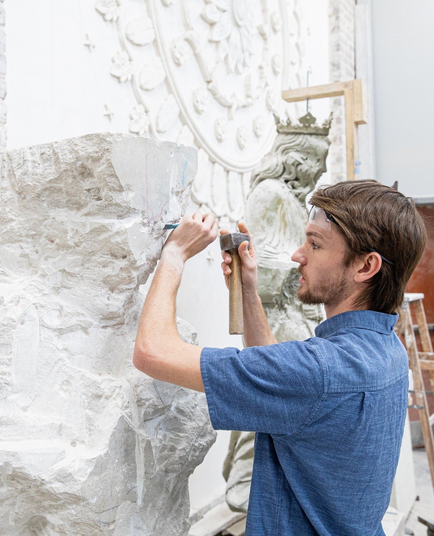 Final projects are well underway this spring. In the stone carving shop, Harrison Ogburn, junior stone carver, meticulously refines his replication of a full-scale carving of Queen Eleanor using the centuries-old pointing technique. Harrison will con