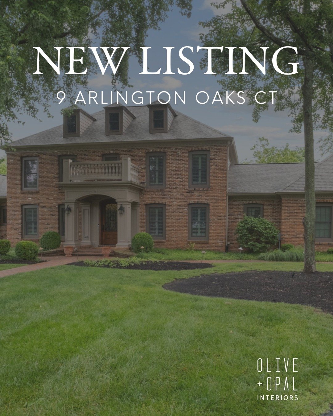 🏡 New Listing | $1,295,000 | Town &amp; Country, MO
9 Arlington Oaks Ct

What we love about this space:
✔️ Grand foyer with soaring ceilings and detailed dental crown molding
✔️ Chef&rsquo;s kitchen with Sub-Zero fridge, Wolf appliances, granite cou