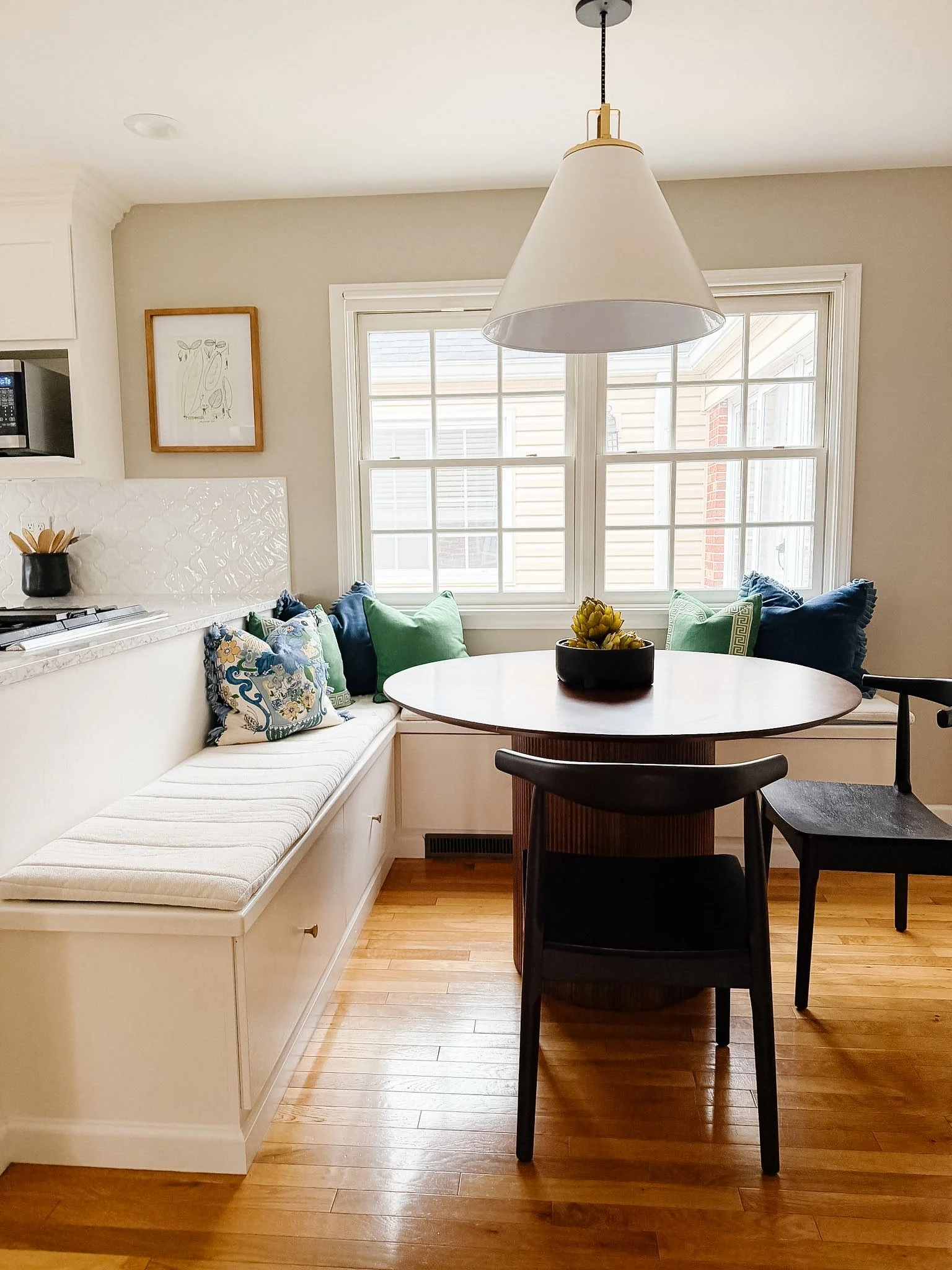 ✨ New Listing | Glendale ✨

A classic Cape Cod with generous space and thoughtful updates &mdash; 24 Willow Oak Ln offers flexible living in the heart of Glendale. 

What we love about this space:
✓ Over 4,000 sq ft with five bedrooms and four baths
