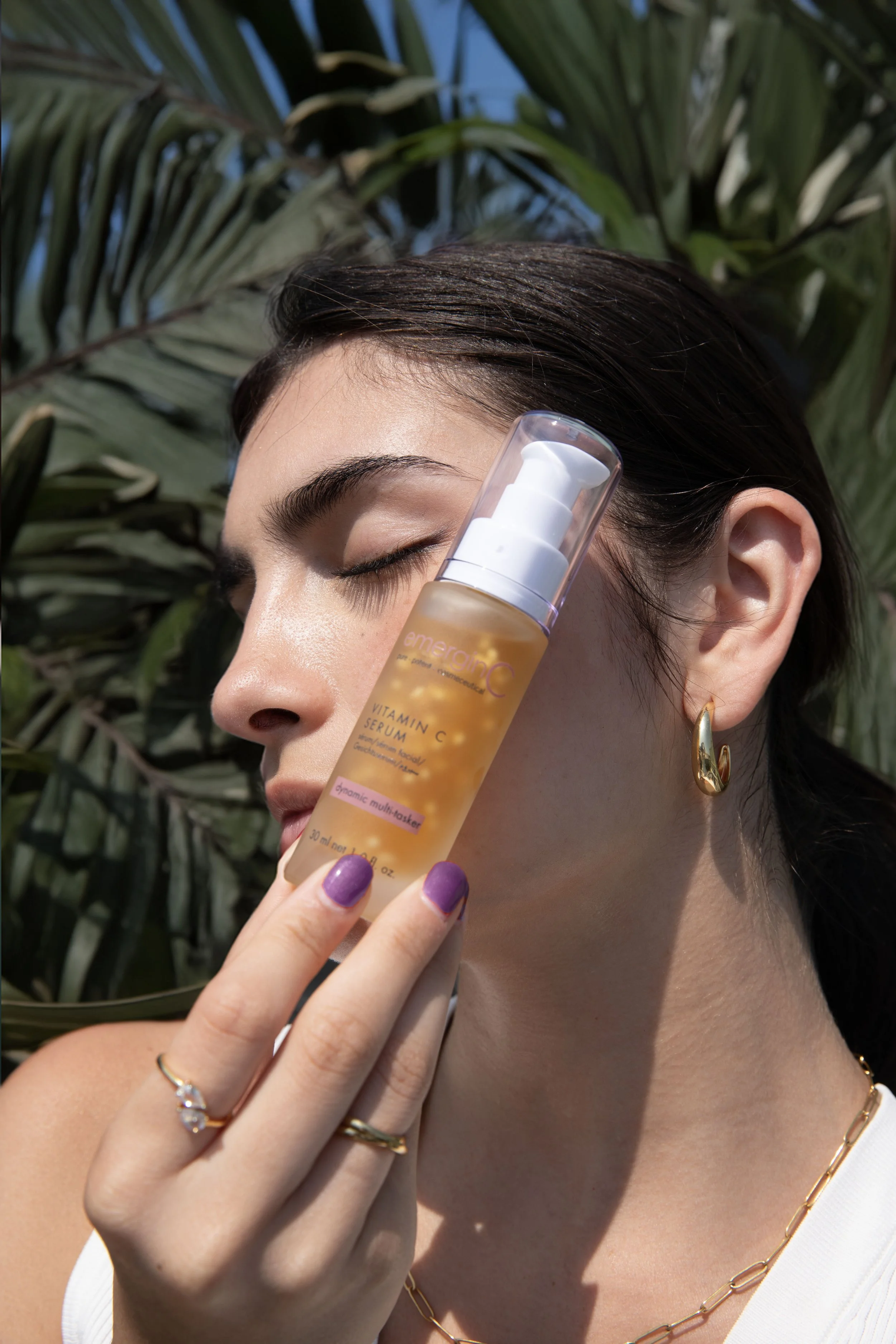 Vitamin C Serum Model2.jpg
