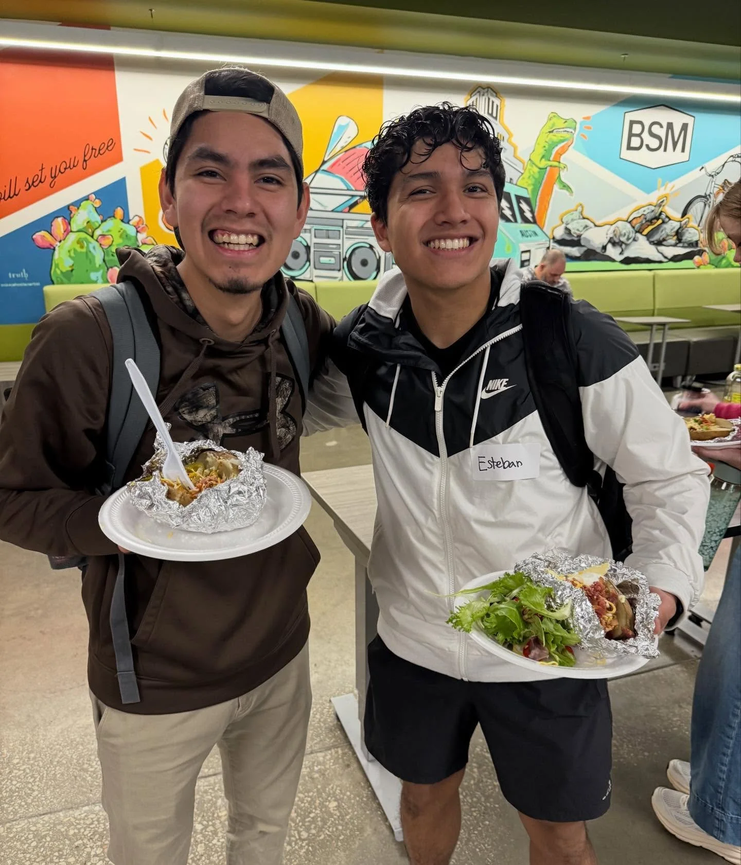 Who doesn&rsquo;t love a baked potato?🥔🥔

We loved being able to serve students at @utaustintx by hosting the weekly free lunch at the @longhornbsm 🤩 

Thank you to everyone who came and helped and all of you who baked desserts for students! Hook 