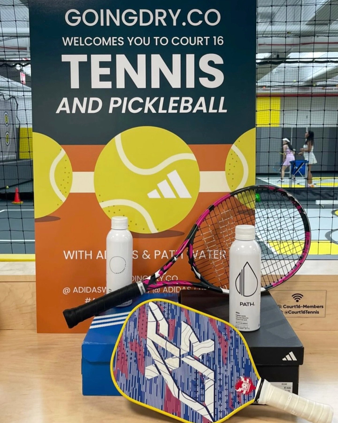 We were thrilled to team up with @goingdry.co to celebrate the launch of @hilarywritesny&rsquo;s latest book #GoingDryBook at our Fidi club! 📚 Guests decked in @adidaswomen outfits enjoyed our ball machine training class and pickleball clinic and st