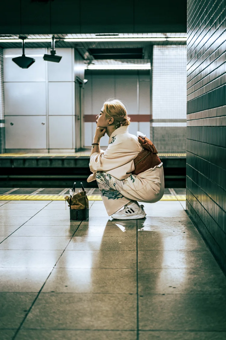Una donna in attesa sulla banchina della metropolitana: fotografia di Walter Stolfi.