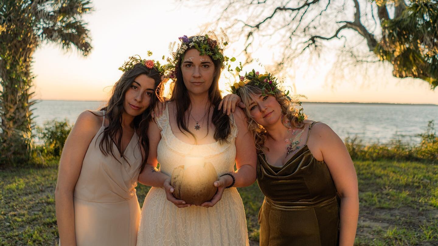 This is your sign to have an Ostara themed photoshoot at your bachelorette weekend and hire me!! We had so much fun with this shoot and I even got in on the action! I definitely will have to do a photoshoot for every pagan holiday after this 🥰🥰🥰
.