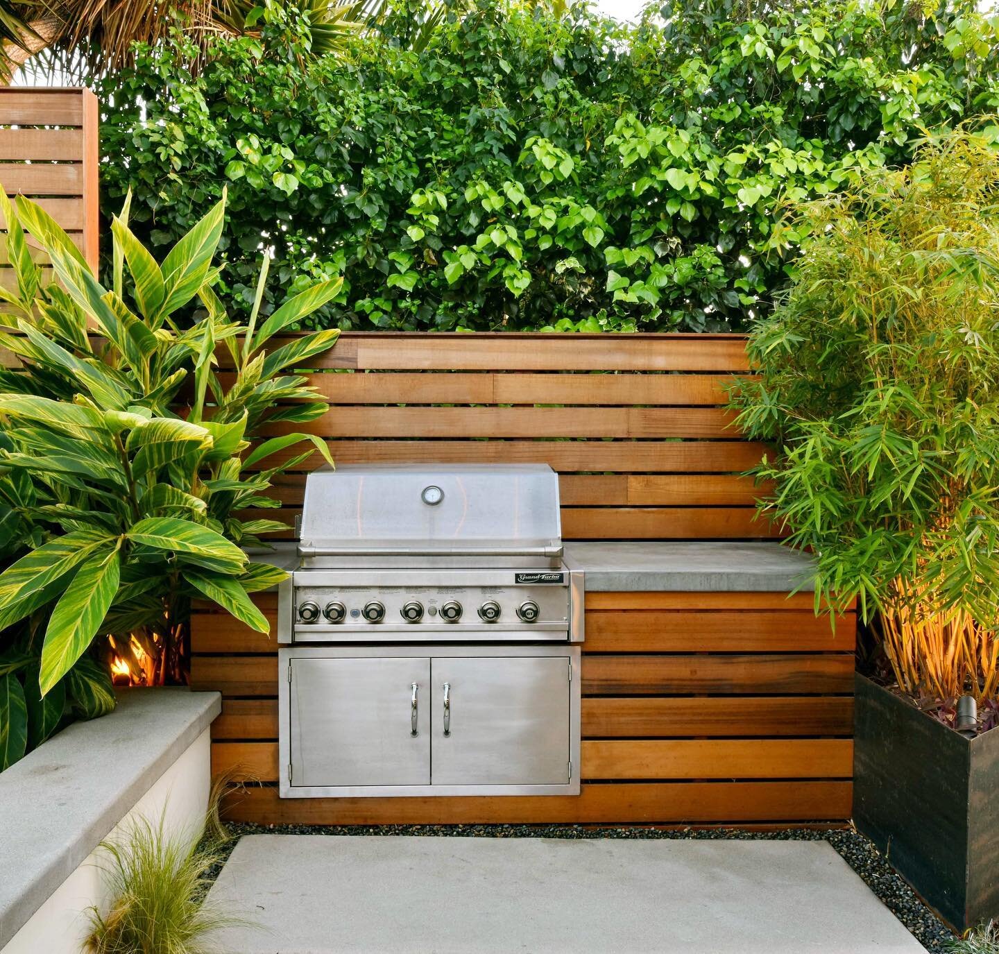 One of our first outdoor kitchens, one of our favorite outdoor kitchens.
.
.
.
.
.
#maxvedderlanddesign #lajolla #encinitas #delmar #architecture&nbsp; #outdoorliving #landscapearchitecture #landscapedesign #landscape #designbuild #residentiallandsca