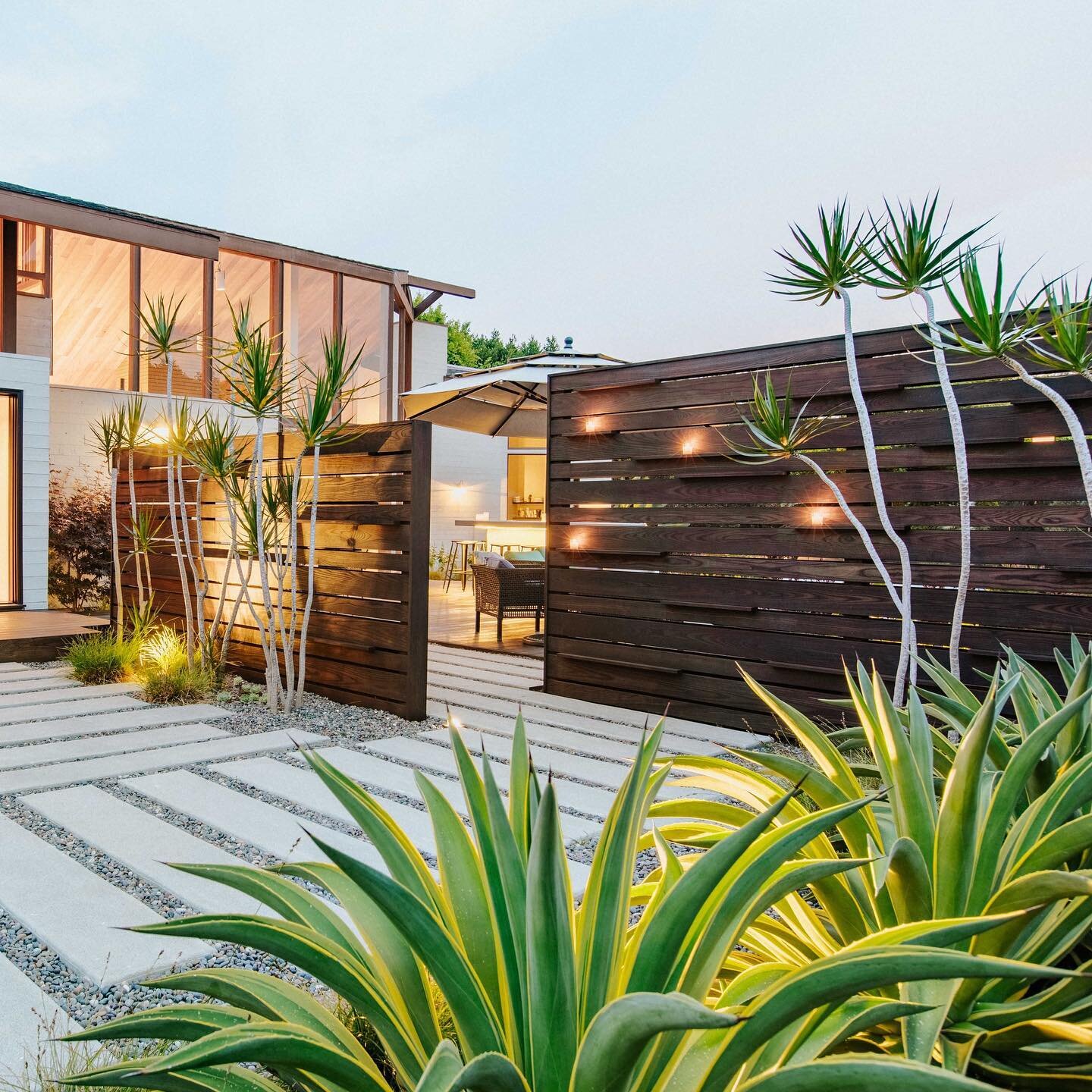 Walls offset to create a total screen from the front, but without the need for a gate.
.
.
.
.
.
.
.
#maxvedderlanddesign #lajolla #encinitas #delmar #architecture&nbsp; #outdoorliving #landscapearchitecture #landscapedesign #landscape #designbuild #