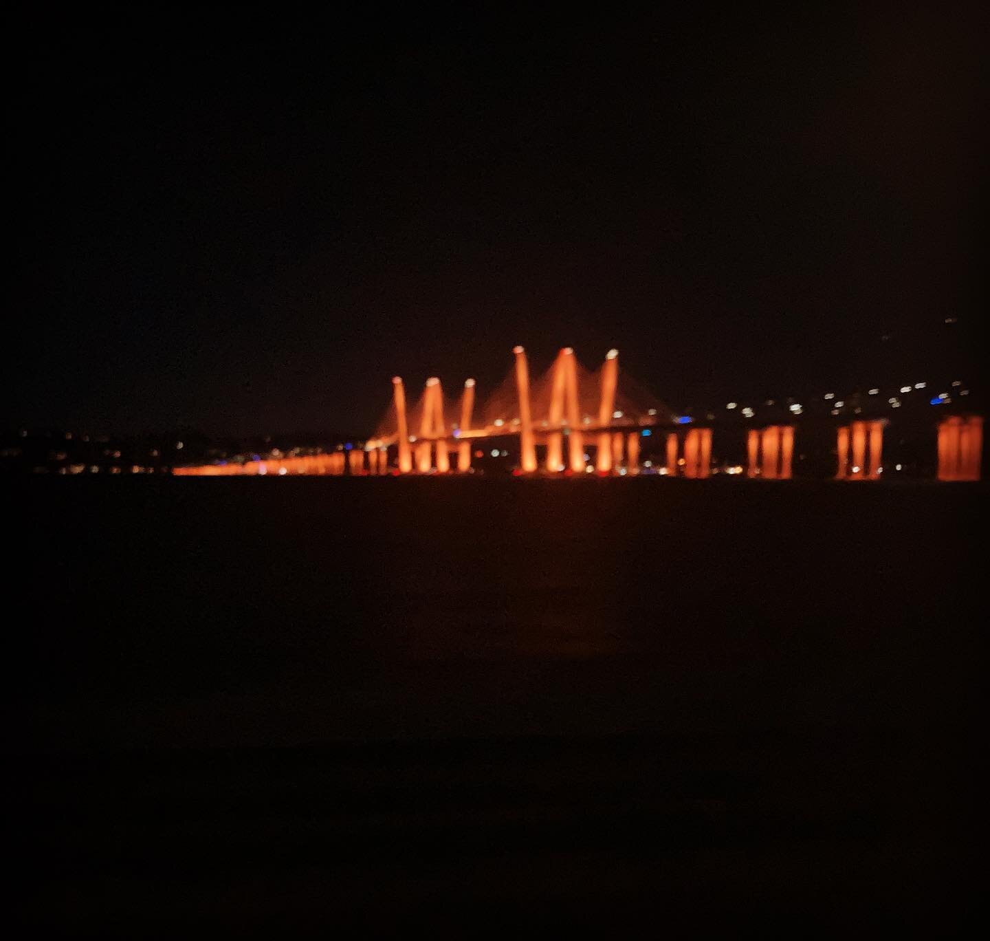 On the express train approaching the TZ. Magical.  #ideamindmoments #expresstrain #metronorthhudsonline #tappanzeebridge #dramaticlighting #onthemove #westchestercountyny #ilovethehudsonvalley