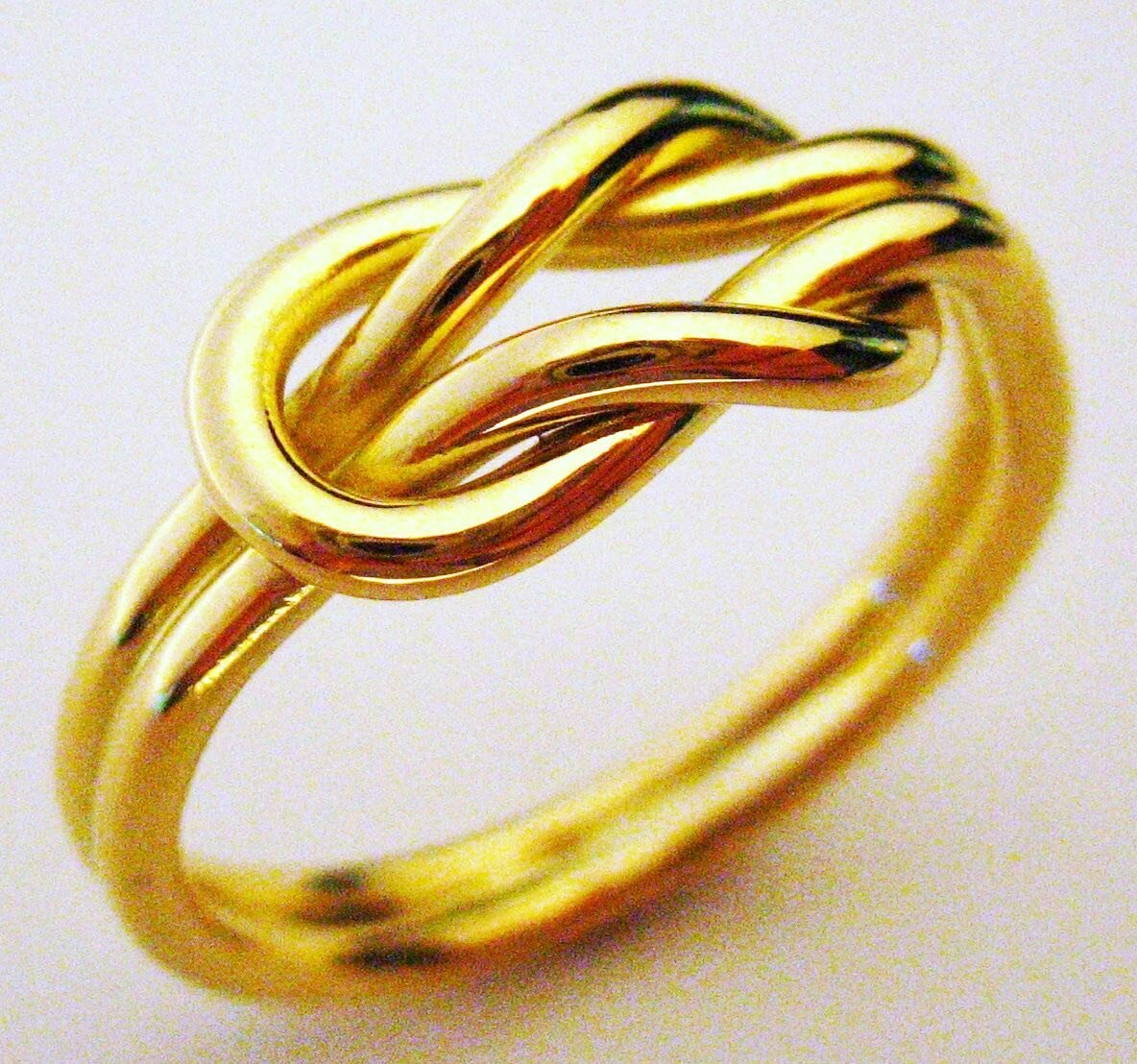 Knotted gold 🌟

Please get in touch if you would like to discuss a custom piece. 

#markscownjewellery #ring #ringsofinstagram #finejewellery #handmadejewellery #handmade #jewellerydesigner #gold #knot #celticknots #eternity #custommadejewellery #by