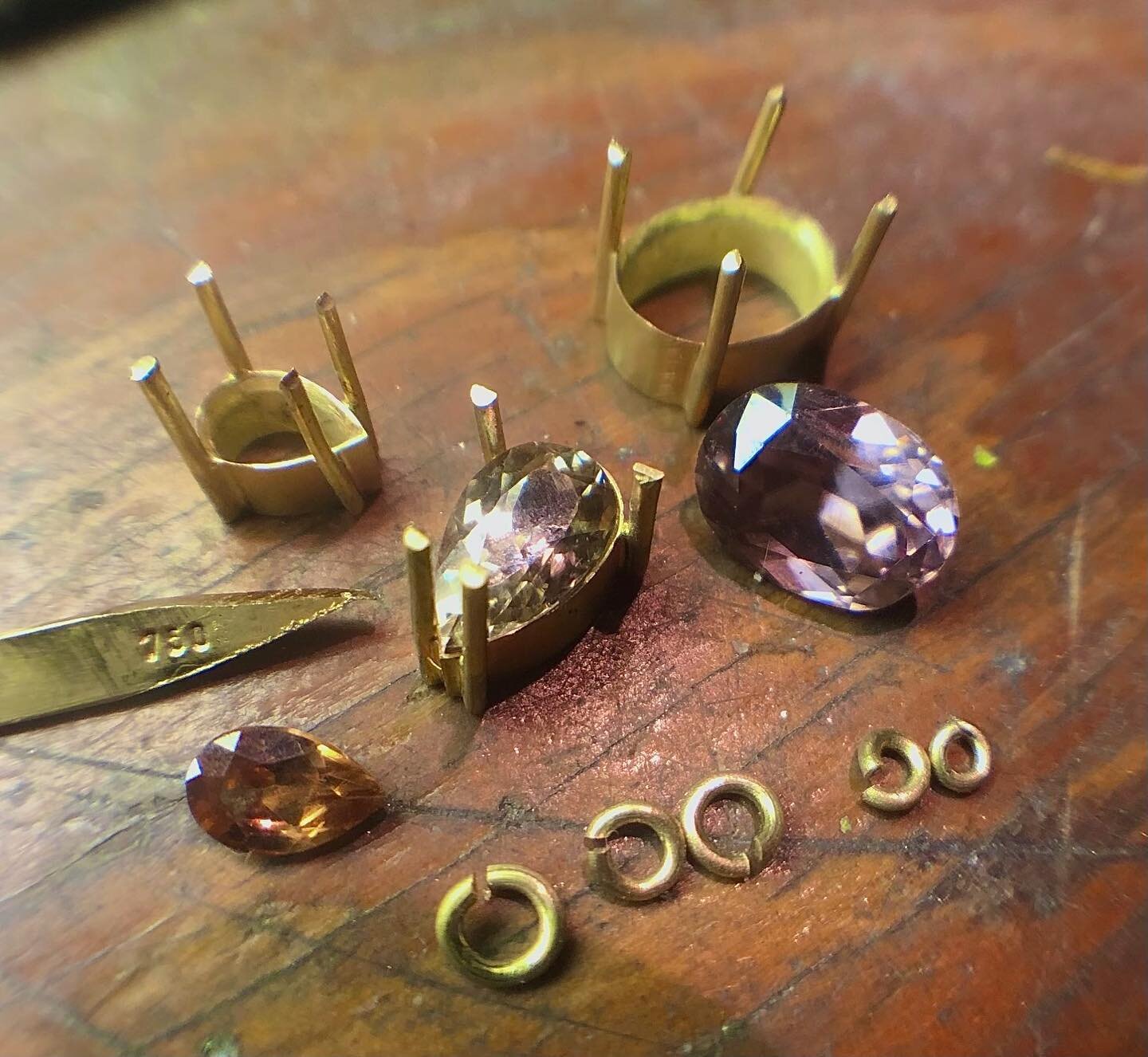 Golden claws at the bench, almost ready for setting.

Please get in touch if you would like to discuss a custom piece. 

#markscownjewellery #pendants #finejewellery #handmadejewellery #handmade #jewellerydesigner #gold #citrine #amethsyt #custommade