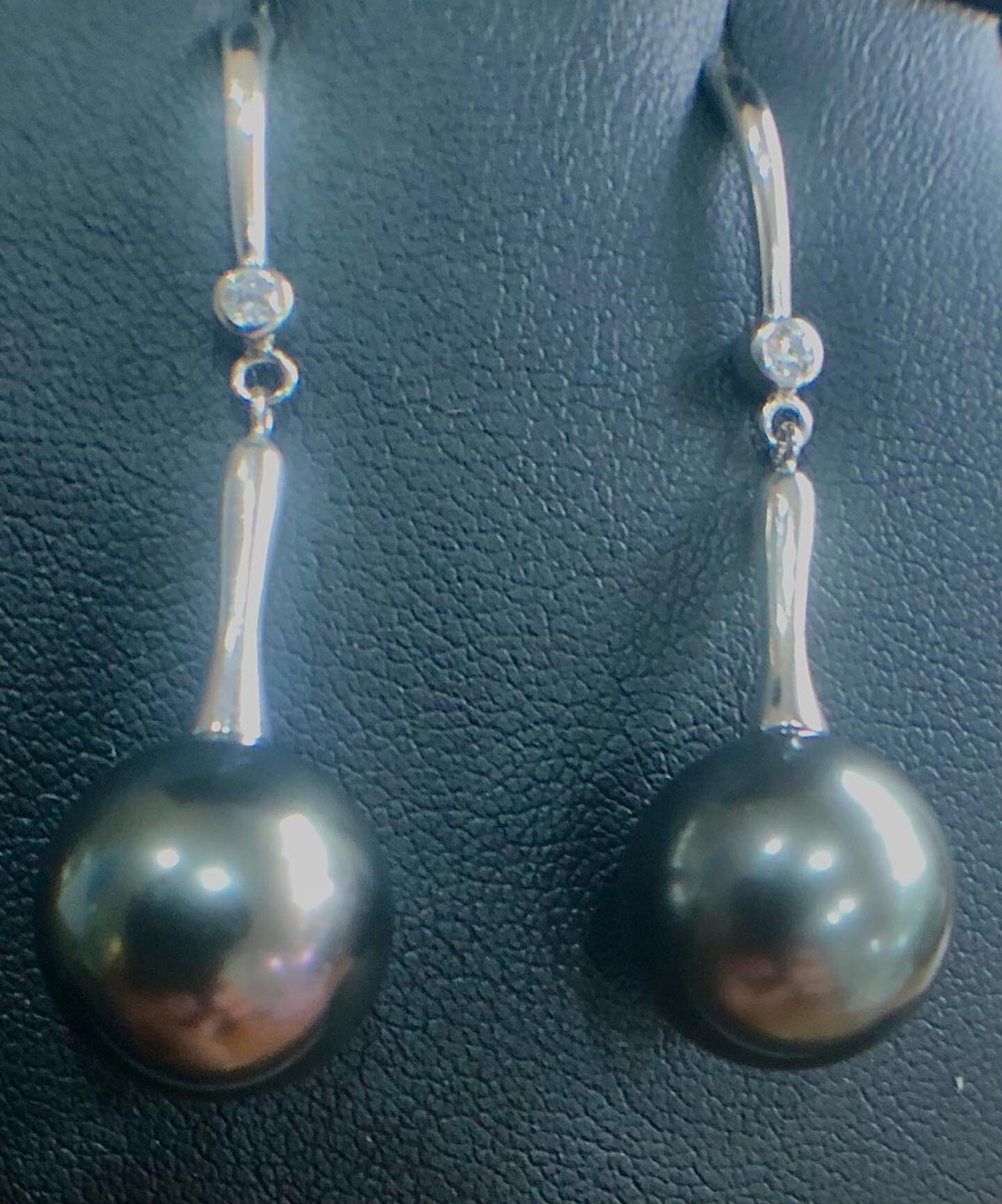 Tahitian black pearls (13mm) white gold and diamonds.