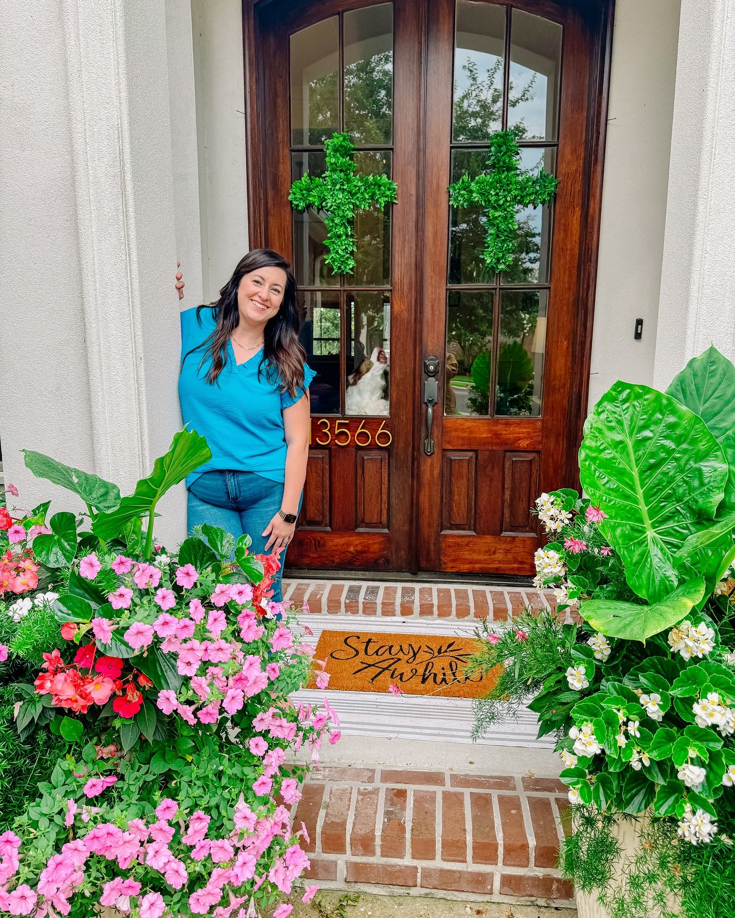 🌿 Front Porch Fridays 🌿
Remember these plants I snagged a couple months ago to style the porch? They are thriving and bringing all the bright, happy vibes. A little pop of color goes a long way in making your porch feel fresh and inviting!

Just a 