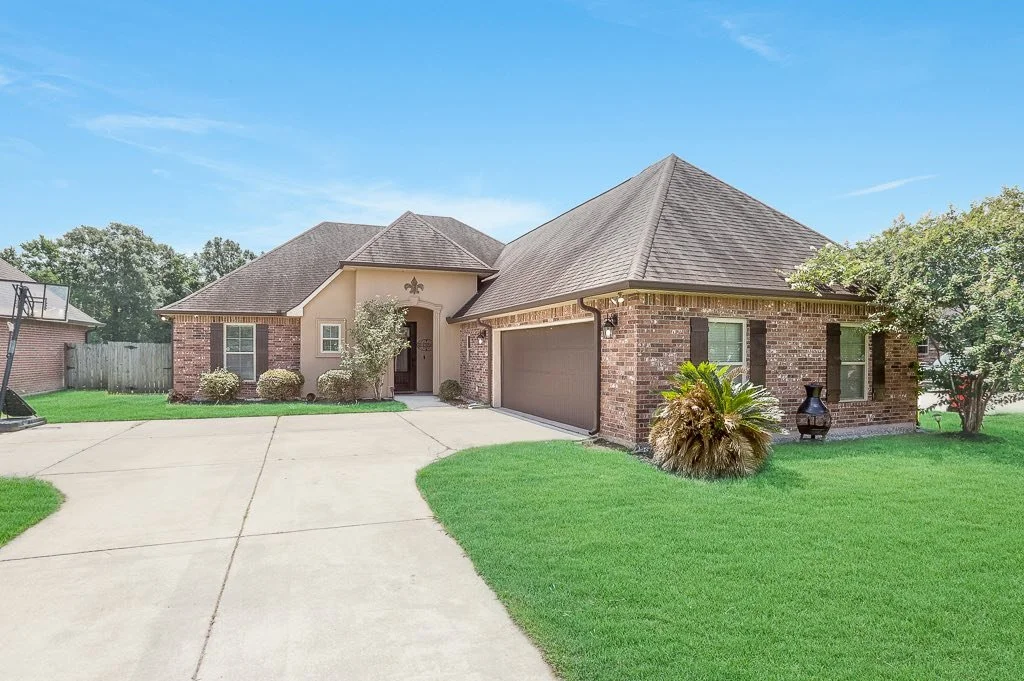 🏡 Open House This Sunday!
📍 13200 Babin Estates Dr, Gonzales, LA
🕑 2:00&ndash;4:00 PM

You&rsquo;ll love this one! Freshly painted living and kitchen areas give this spacious home a bright, welcoming feel the moment you walk in.

Featuring an open