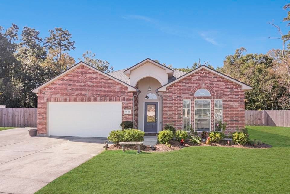 ✨New listing in Denham Springs ✨ 

This beautifully updated home sits on one of the largest lots in the neighborhood! Featuring luxury vinyl plank throughout, granite counters, updated lighting and fresh paint, this cozy home in move in ready! 

See 
