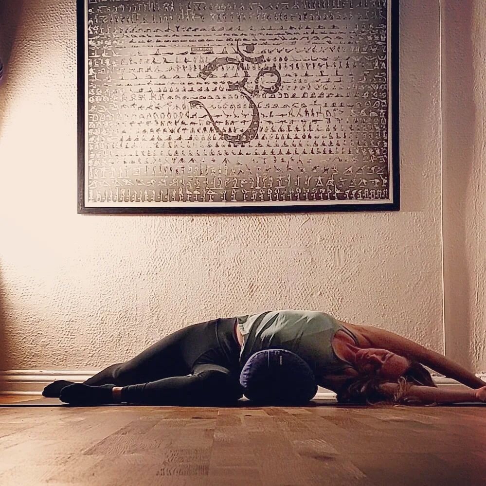 ✨️ Y I N  Y O G A ✨️

🔹️Yin Yoga is a practice of interoception. During a yin practice, you are encouraged to slow down and find stillness. This enables you to go inwards, to pay attention to and notice sensations and feelings in the body.

🔹️It he