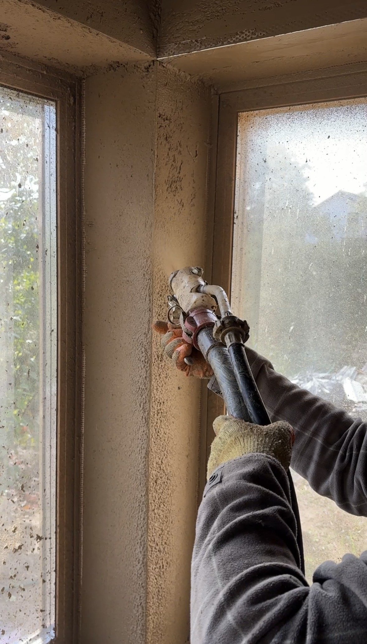 Cum tencuim mecanizat o casă de cărămidă sau BCA cu tencuială de argilă