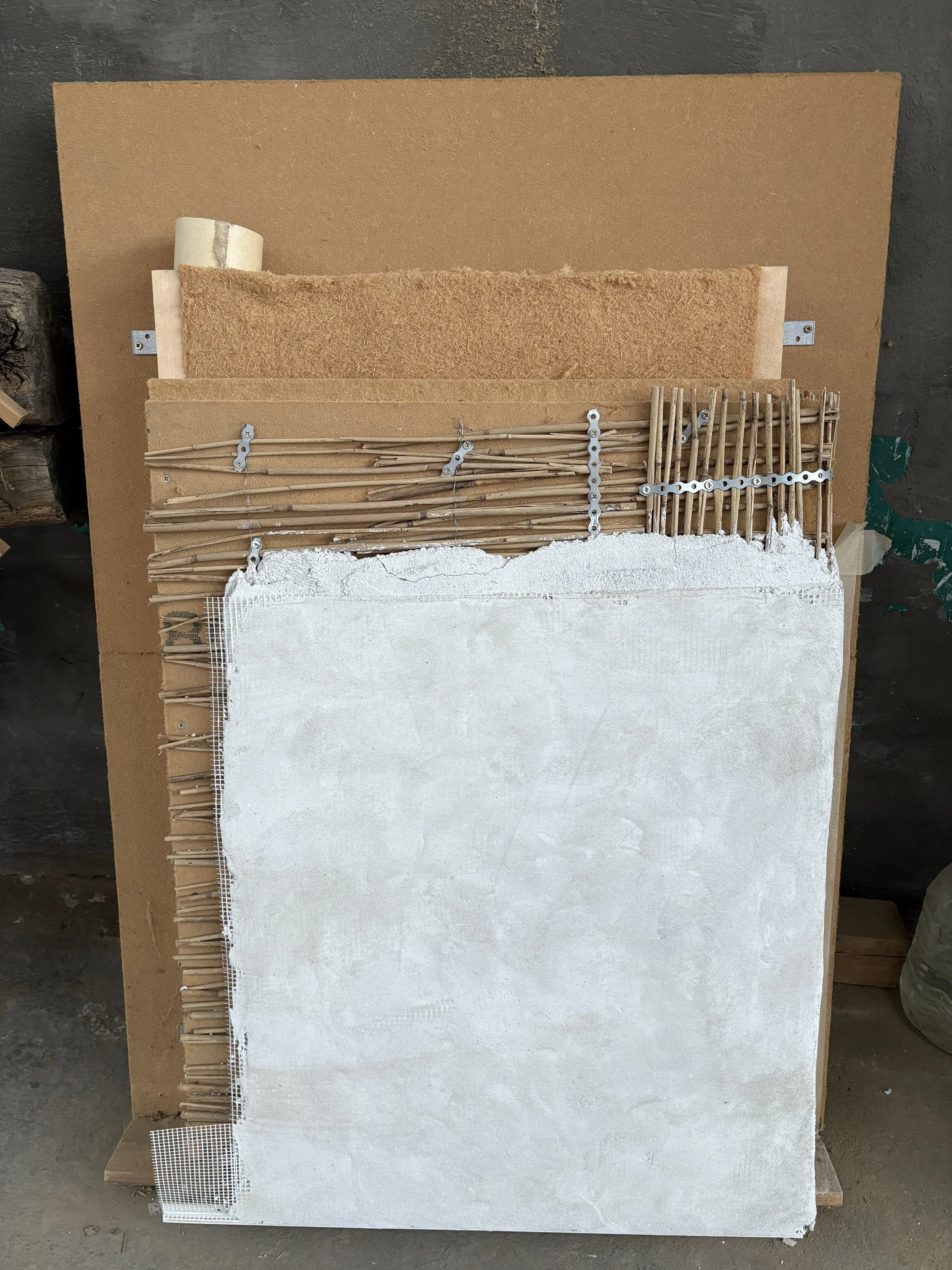 Macheta cu tencuiala de var aplicată pe un termosistem din placi din fibre de lemn, cu rogojina fixata placa din exterior avand rol de suport pentru tencuiala de var