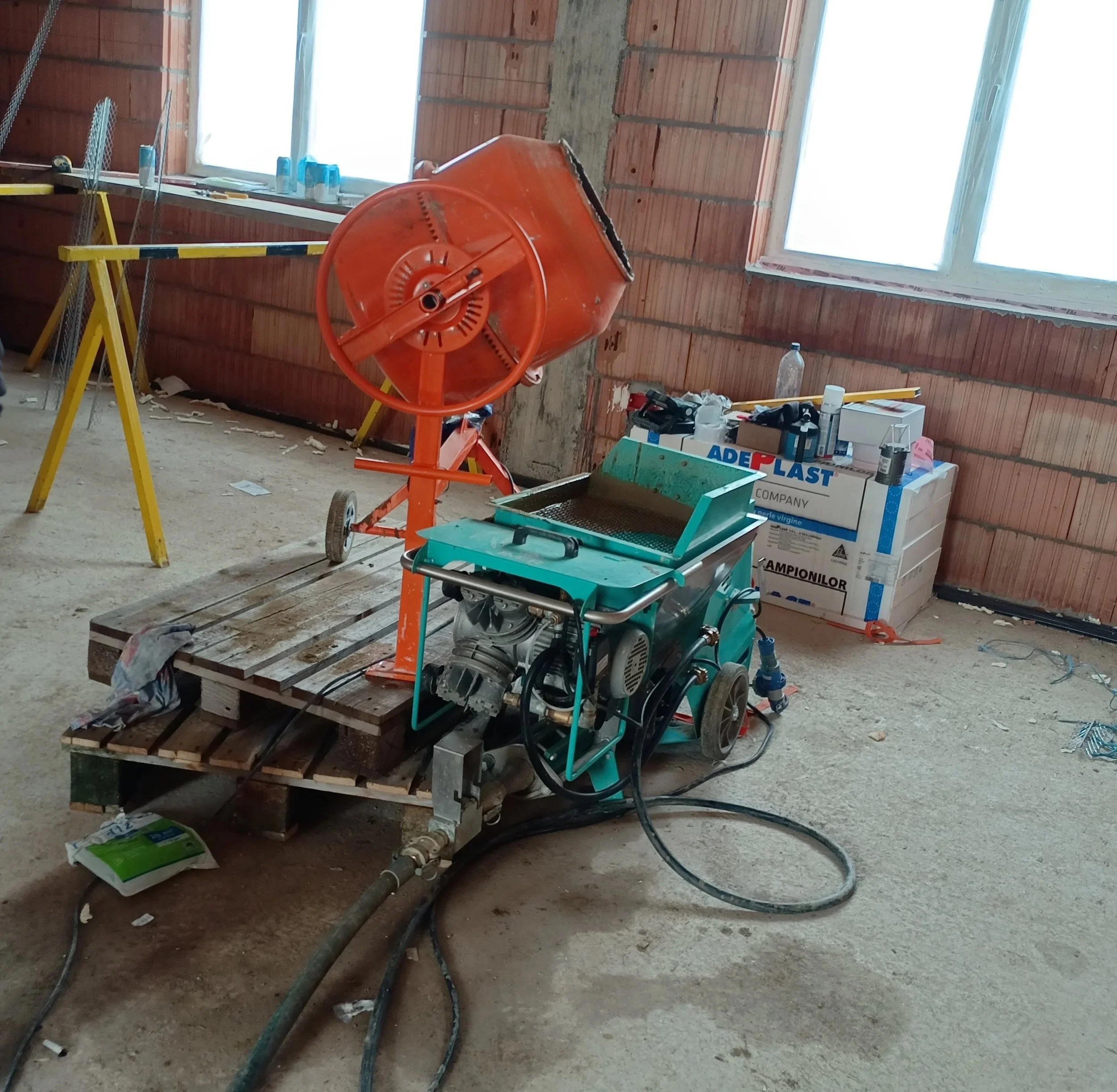 Ansamblu pompa tencuiala si malaxor betoniera