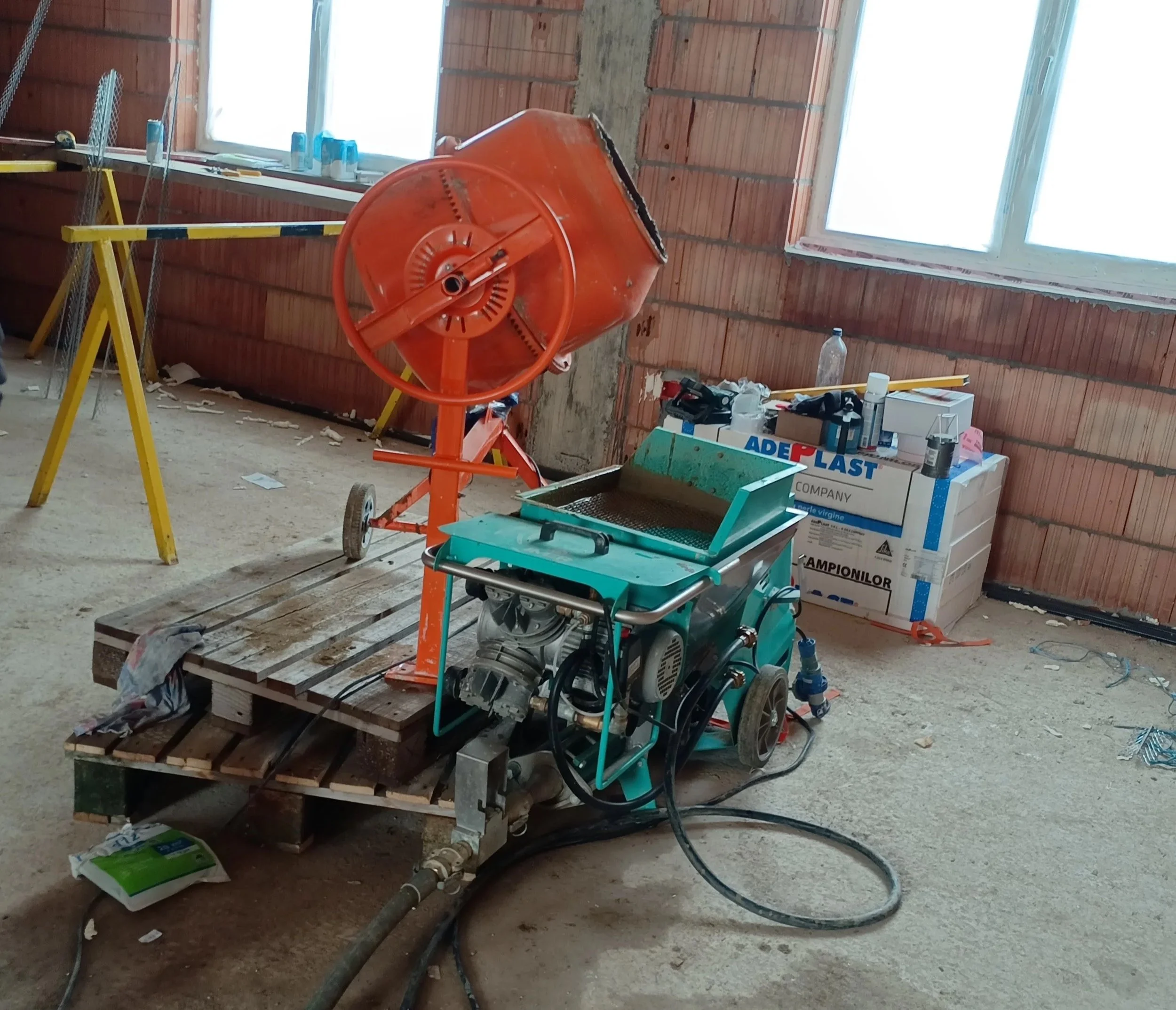 pompa de tencuiala si betoniera pe un santier